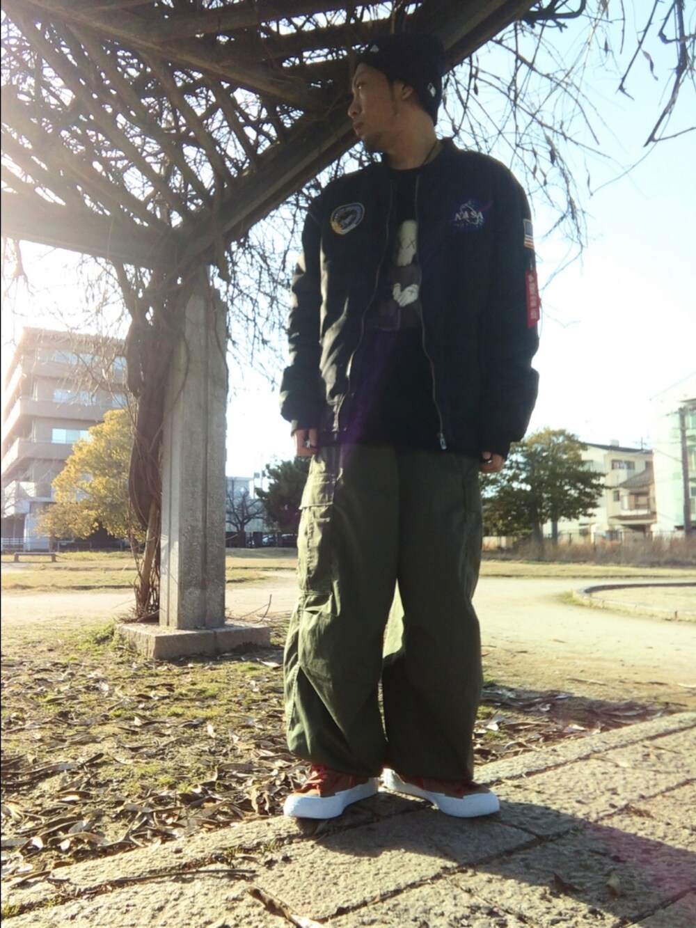 ブラック系のMA-1、ブラック系のTシャツ/カットソー、グリーン系のその他パンツを着用したメンズの春コーディネートの2枚目の写真