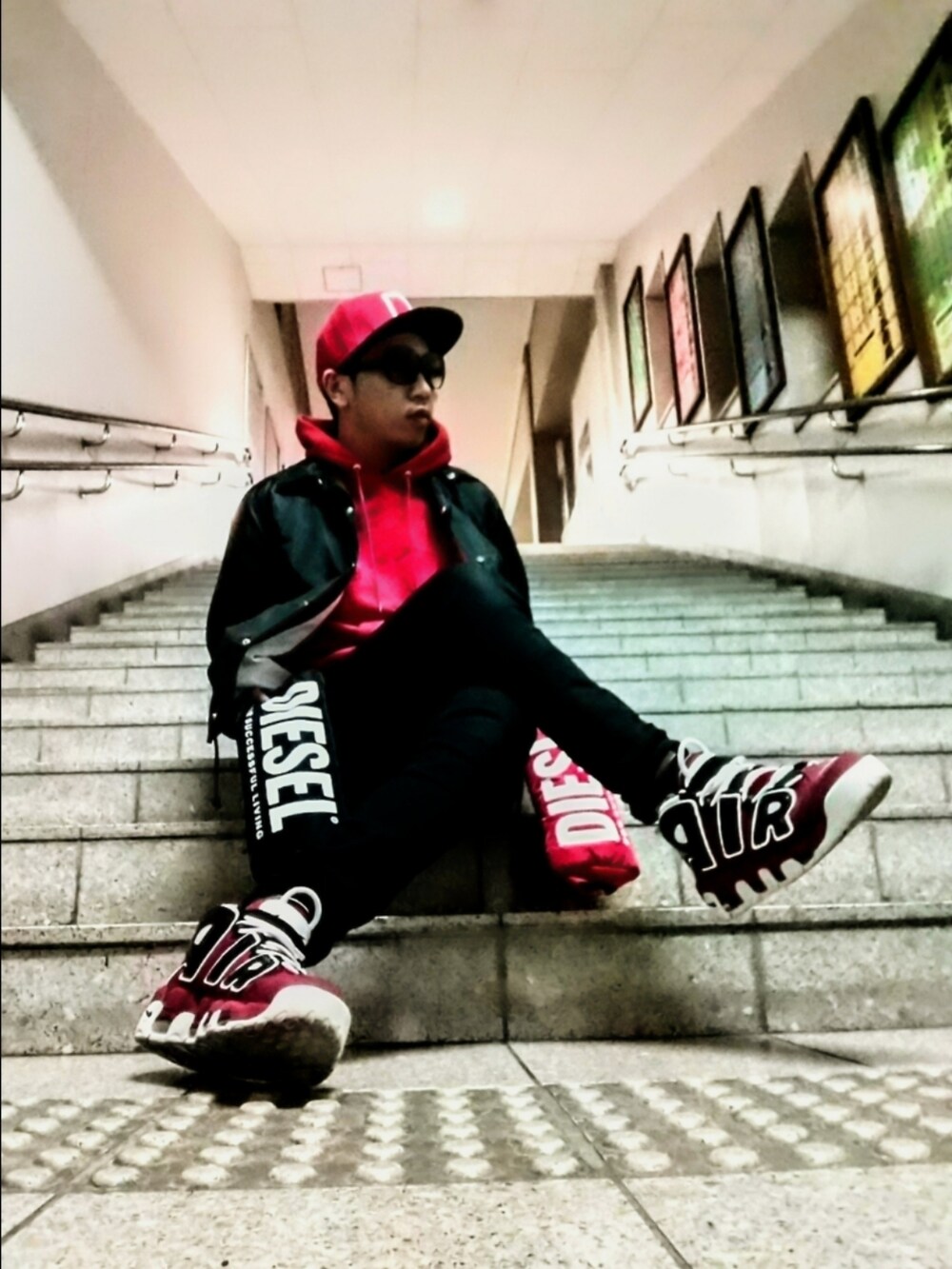 「赤、黒、赤×黒×白、Champion、パーカー、コーチジャケット、リドム、モアテン、エアモアアップテンポ、NIKE、バーニア、ストリート、Diesel、ハンドウォーマー、サングラス」|「no brandのアイテム(キャップ、レッド系)」を使った、hasshi(ハッシー)さん(メンズ・172cm)の春コーディネートの3枚目の写真