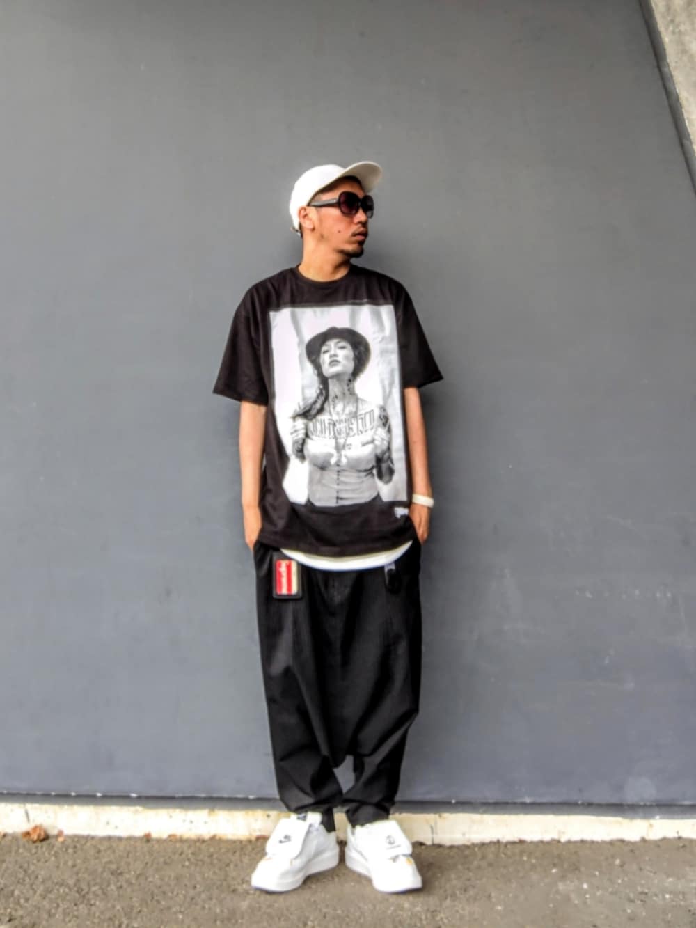 ブラック系のTシャツ/カットソー、ホワイト系のタンクトップ、ブラック系のその他パンツを着用したメンズの春コーディネートの2枚目の写真