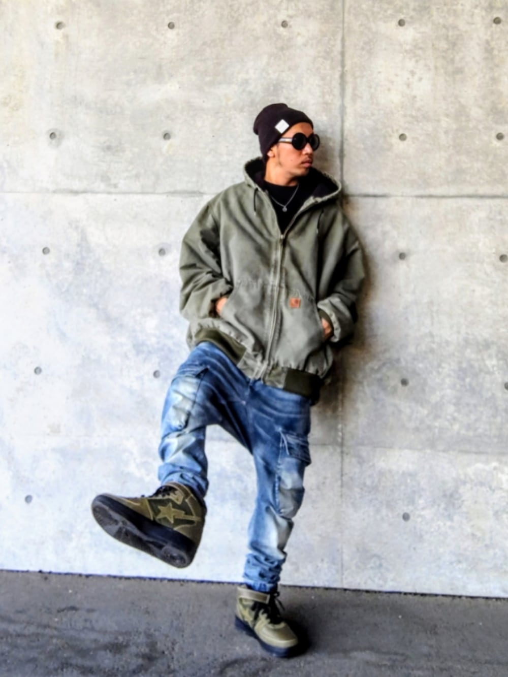 グリーン系のジャケット/アウター、ブラック系のTシャツ/カットソー、ブルー系のデニムパンツを着用したメンズの冬コーディネートの3枚目の写真