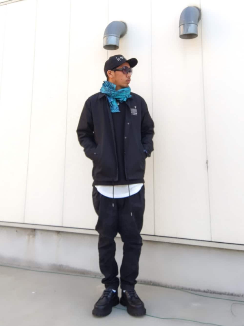 ブラック系のその他アウター、ブラック系のスウェット、ホワイト系のタンクトップを着用したメンズの冬コーディネートの2枚目の写真