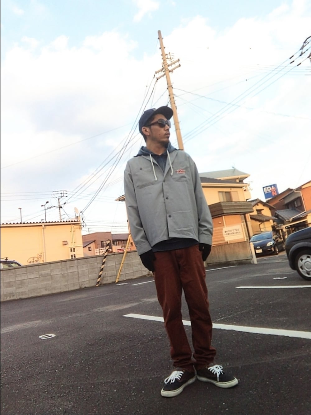 「秋冬コーデ、メンズコーデ、サングラス、VANS、バックナンバー、ワークシャツ、デニムパーカー、UNIQLO、ブラウン、emerica、手袋、ワークストリート、スケータースタイル」｜「VANSのVANS スナップバックキャップ（キャップ、ブルー系）」を使った、hasshi(ハッシー)さん（メンズ・172cm）の冬コーディネートの2枚目の写真