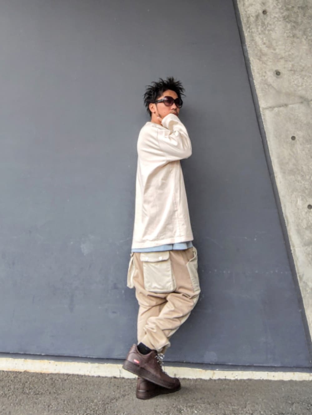 ベージュ系のTシャツ/カットソー、ブルー系のタンクトップ、ベージュ系のその他パンツを着用したメンズの秋コーディネートの2枚目の写真