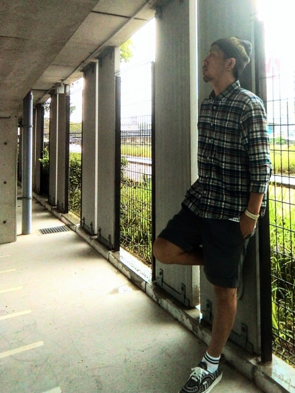 ブルー系のシャツ/ブラウス、ホワイト系のトップス、グレー系のその他パンツを着用したメンズの秋コーディネートの3枚目の写真