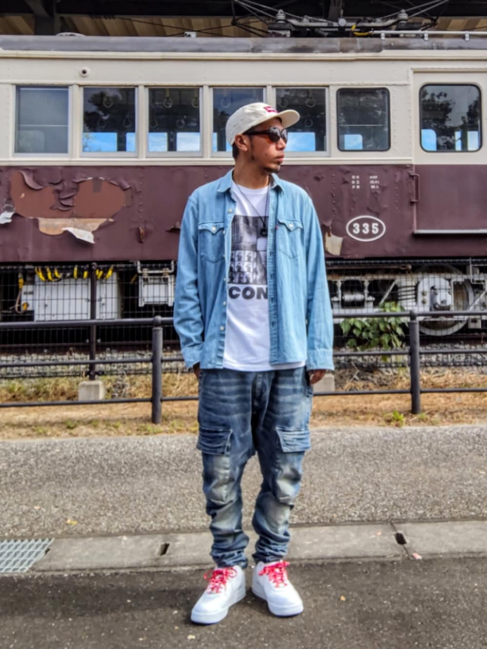 ブルー系のシャツ/ブラウス、ホワイト系のTシャツ/カットソー、ブルー系のデニムパンツを着用したメンズの秋コーディネートの2枚目の写真