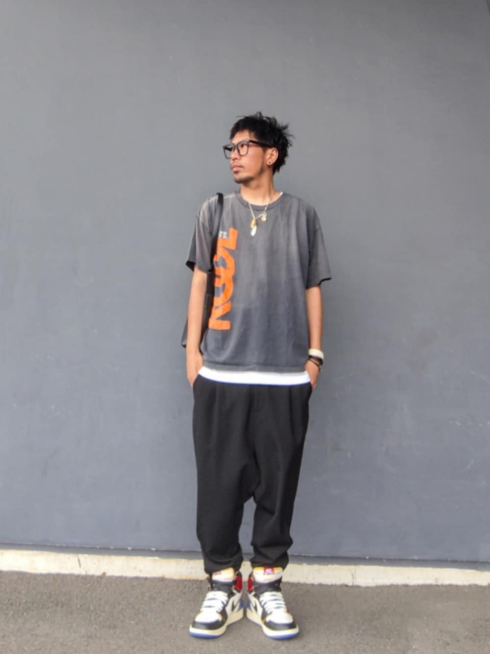 グレー系のTシャツ/カットソー、ホワイト系のタンクトップ、ブラック系のスラックスを着用したメンズの夏コーディネートの2枚目の写真