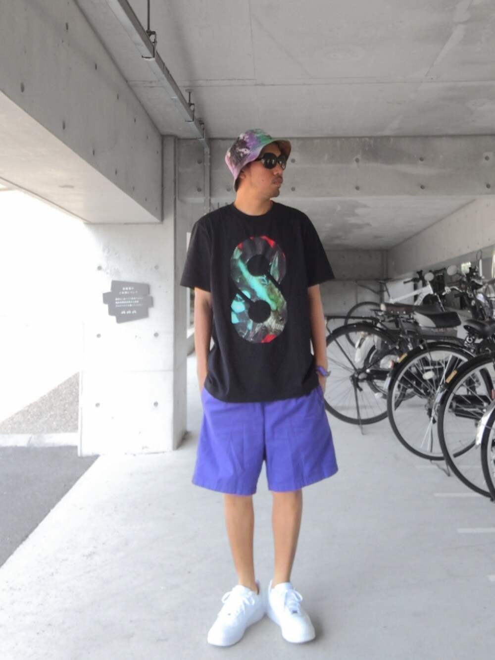 ブラック系のTシャツ/カットソー、パープル系のその他パンツ、ホワイト系のスニーカーを着用したメンズの秋コーディネートの2枚目の写真