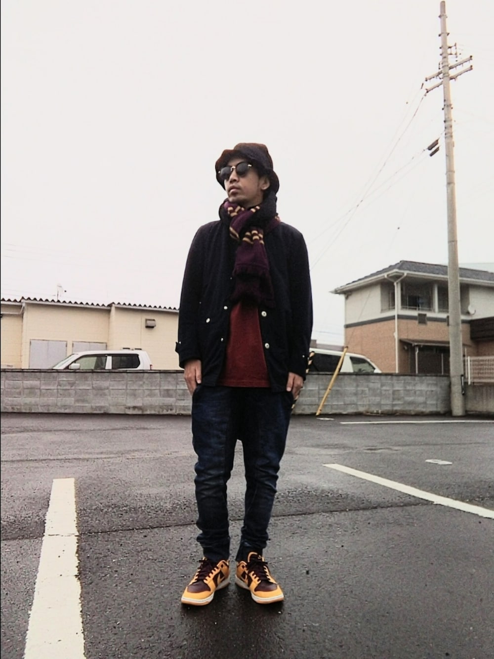 イエロー系のスニーカー、ブルー系のパンツ、ブルー系のジャケット/アウターを着用したメンズの冬コーディネートの2枚目の写真