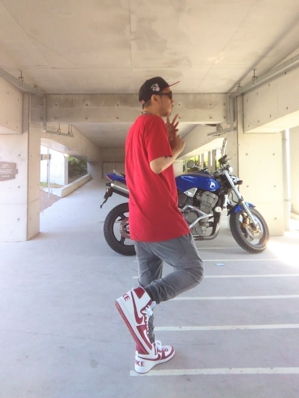 「woodwood、ストリート、47 BRAND、NEW ERA、NIKE、ターミネーター、RUBIK、赤、ネックストラップ、追いポーズ、座りポ、ハイカットスニーカー」｜「'47のアイテム（キャップ、ブラック系）」を使った、hasshi(ハッシー)さん（メンズ・172cm）の秋コーディネートの3枚目の写真