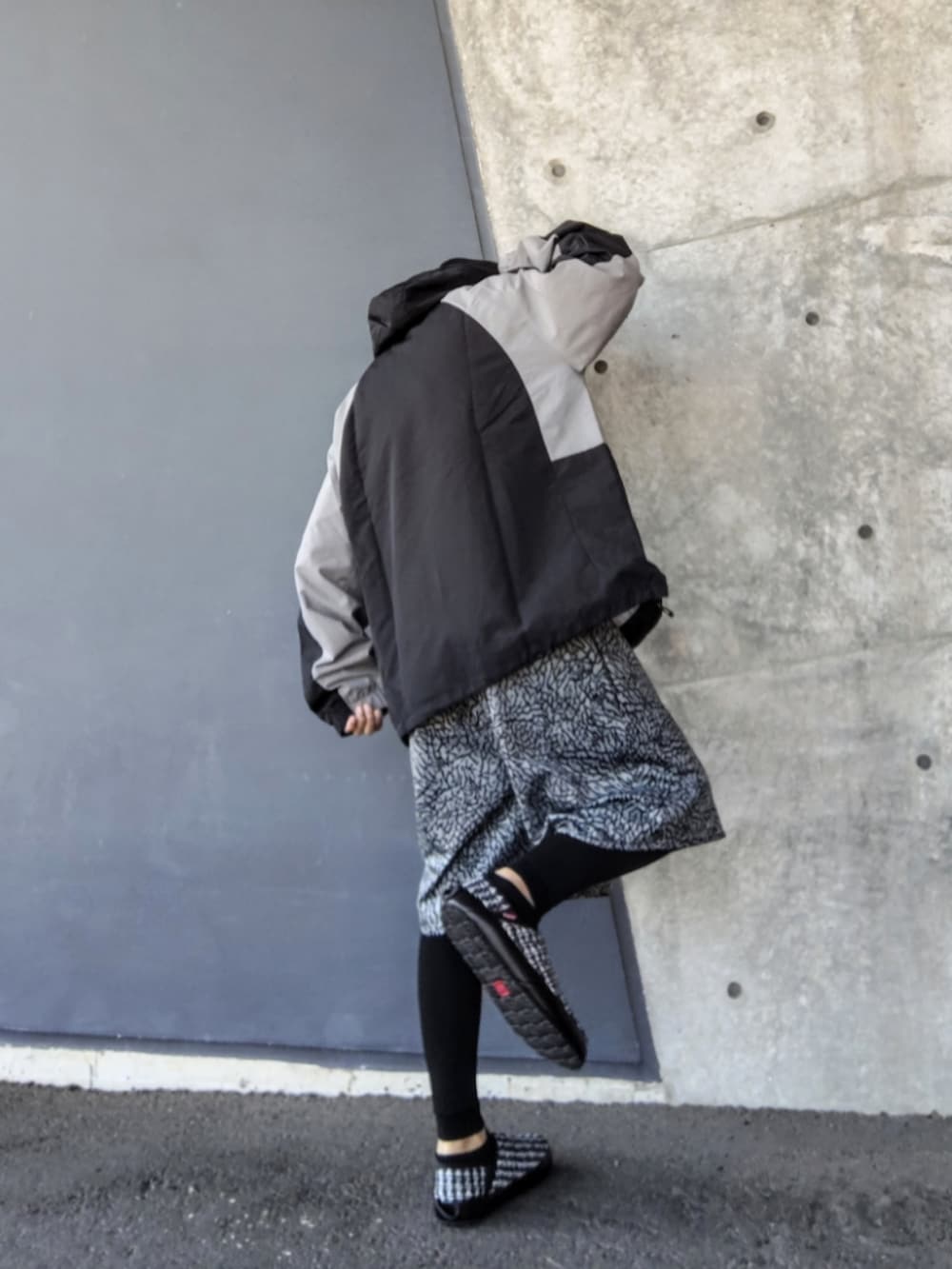 ブラック系のブルゾン、グレー系のパンツ、ブラック系のその他シューズを着用したメンズの春コーディネートの3枚目の写真