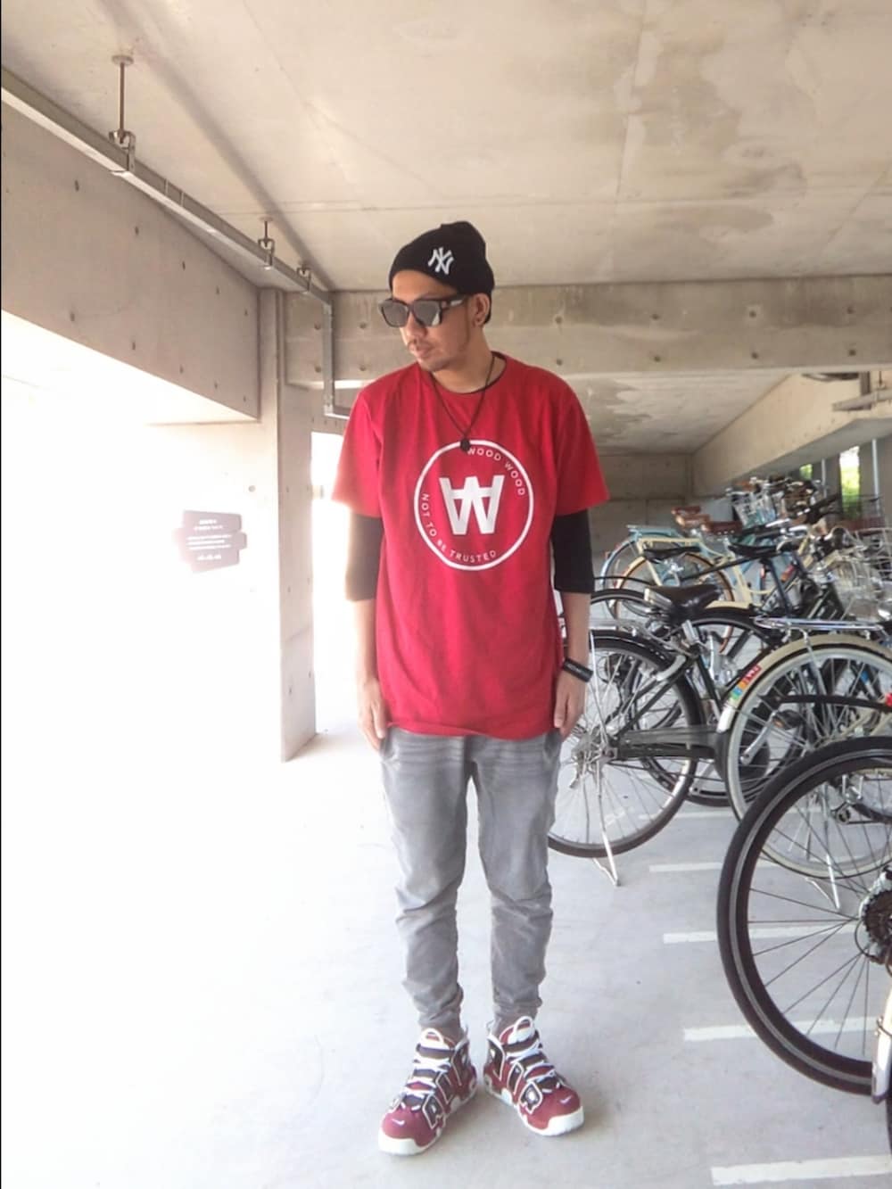 レッド系のスニーカー、レッド系のTシャツ/カットソー、グレー系のその他パンツを着用したメンズの春コーディネートの3枚目の写真