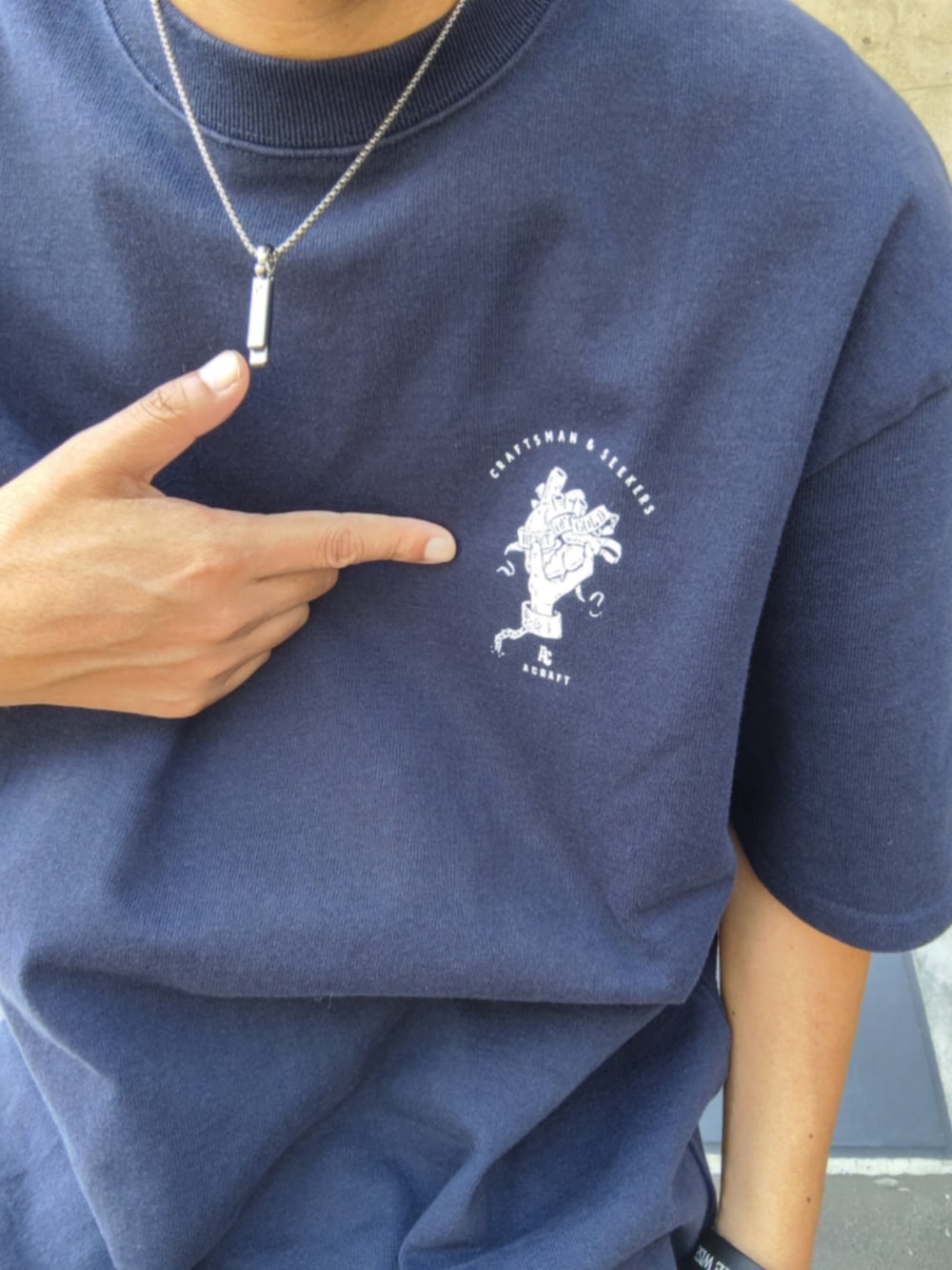 ブルー系のTシャツ/カットソー、ブラック系のその他パンツ、ブラック系のスニーカーを着用したメンズの夏コーディネートの2枚目の写真