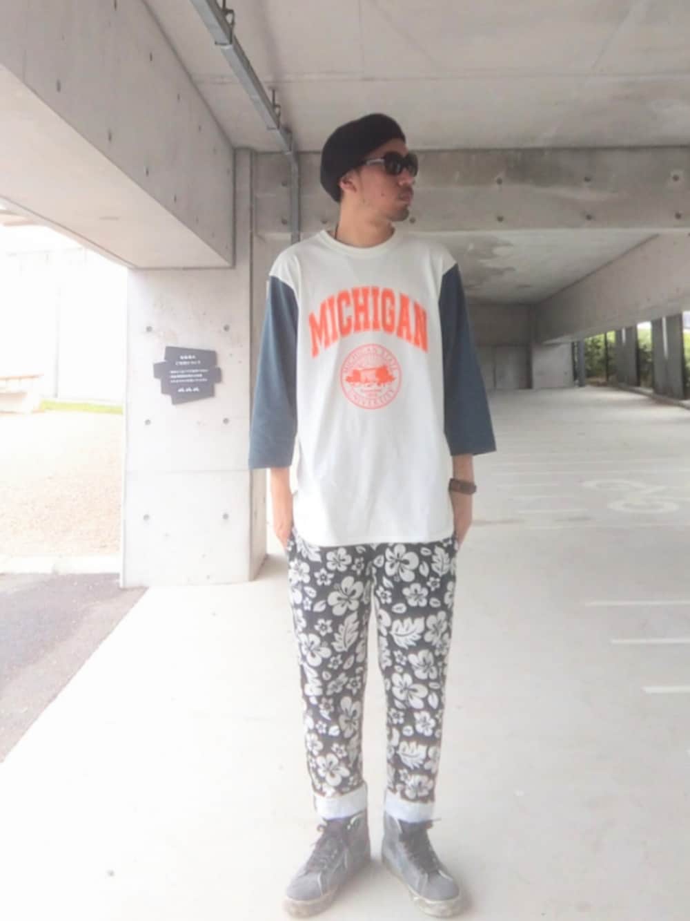 ホワイト系のTシャツ/カットソー、ブラック系のその他パンツ、ブラック系のスニーカーを着用したメンズの春コーディネートの2枚目の写真