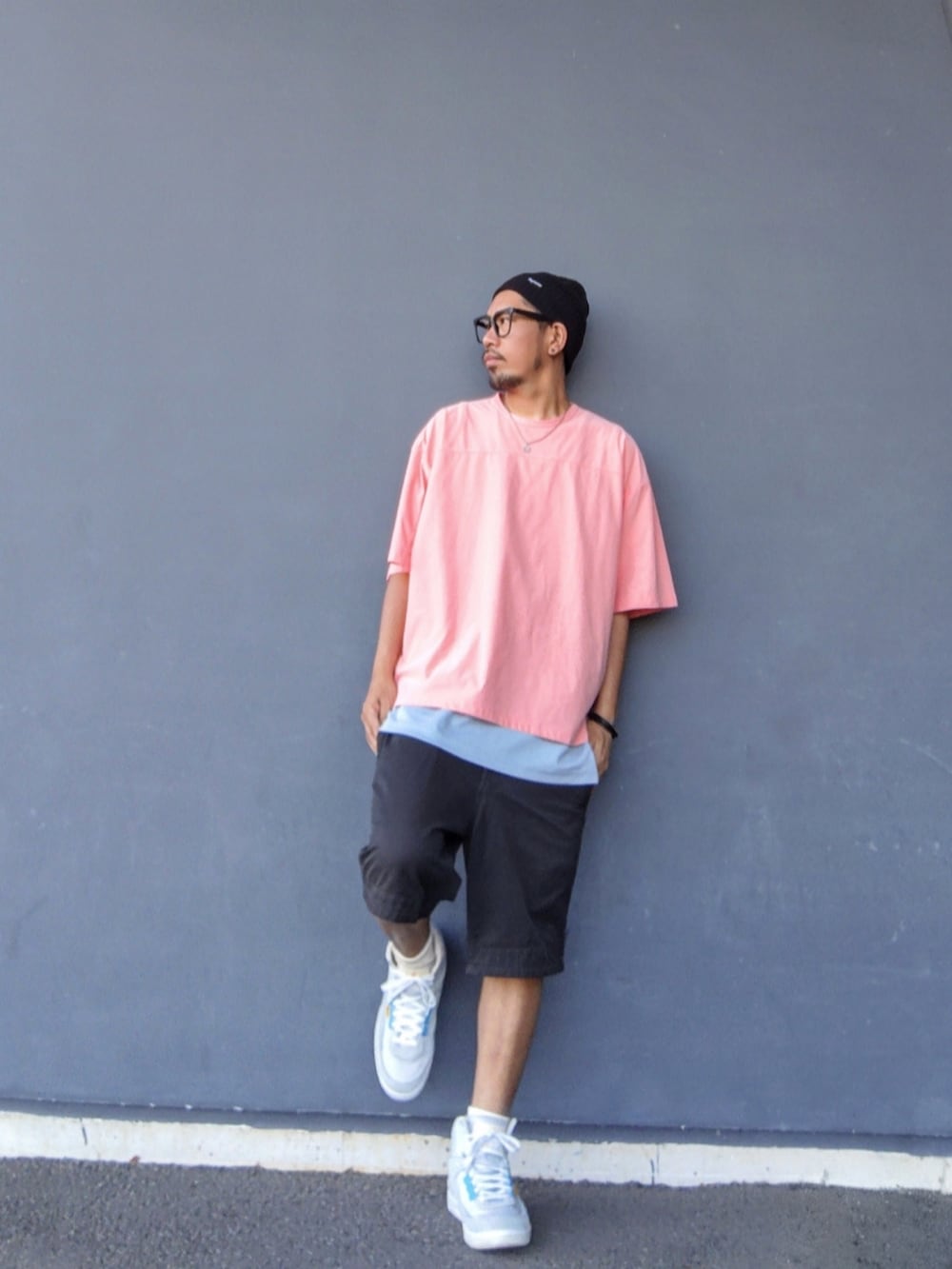 ピンク系のTシャツ/カットソー、ブルー系のタンクトップ、ブラック系のその他パンツを着用したメンズの夏コーディネートの2枚目の写真
