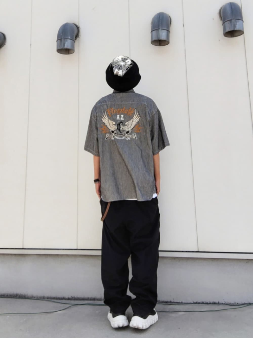 グレー系のシャツ/ブラウス、ブラック系のその他パンツ、その他のスニーカーを着用したメンズの夏コーディネートの2枚目の写真