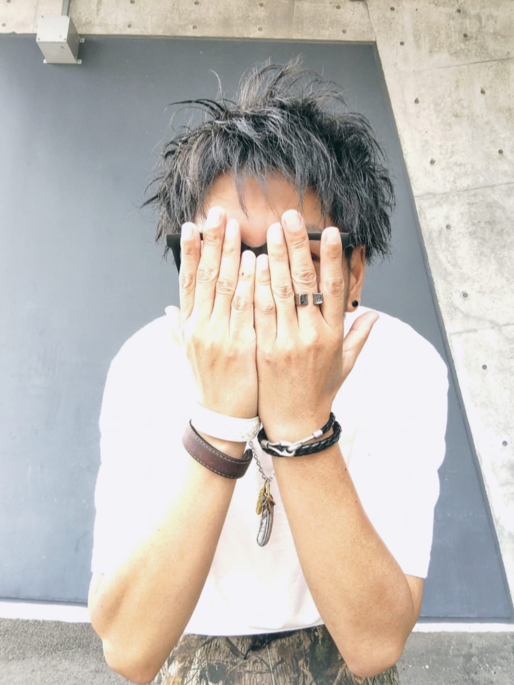 ホワイト系のTシャツ/カットソー、ブラウン系のその他パンツ、その他のスニーカーを着用したメンズの夏コーディネートの2枚目の写真