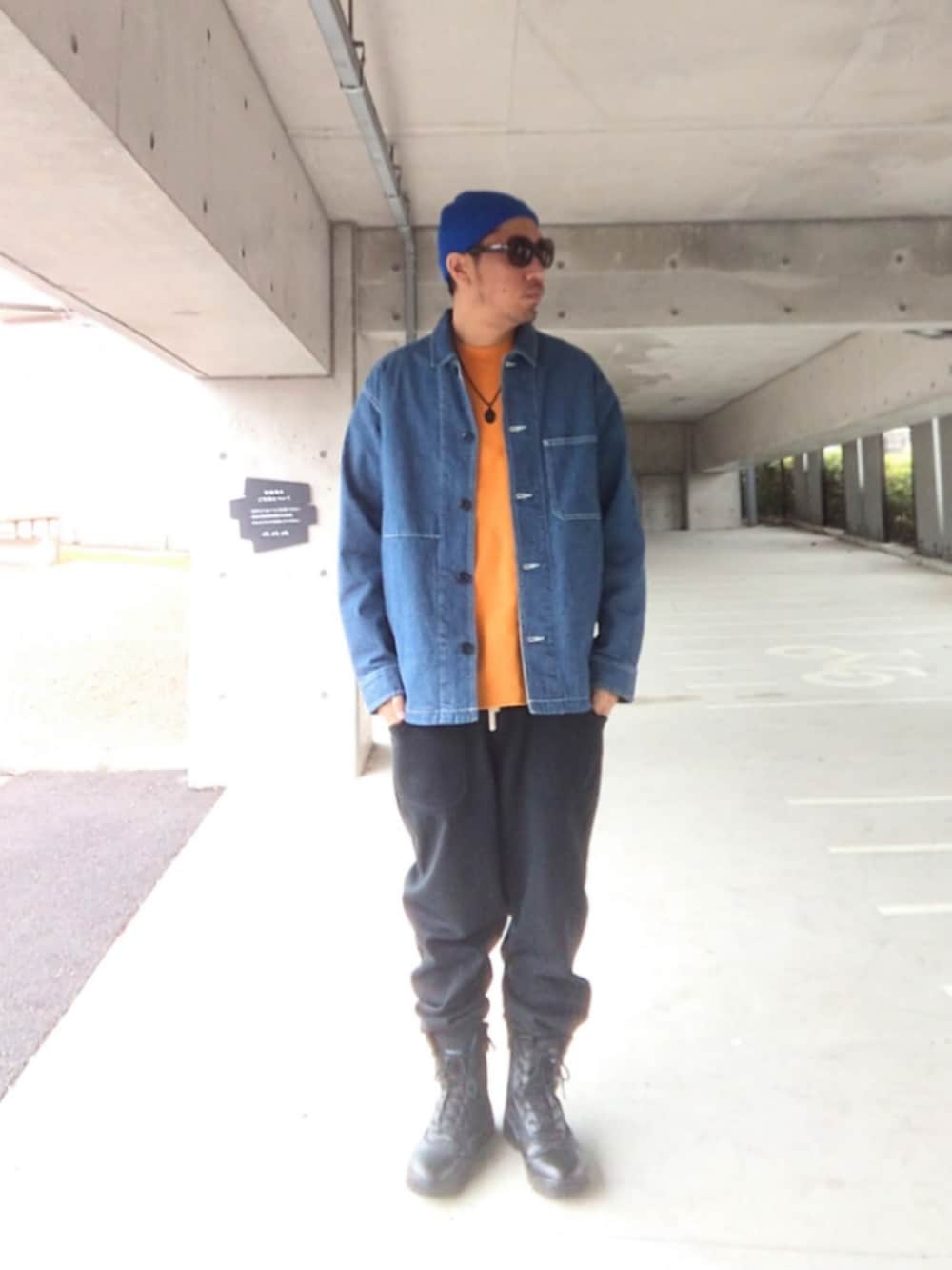 「us army、チャオパニックティピー(CIAOPANIC TYPY)、UNIQLO、Dickies、スウェットパンツ、セーター、カバーオール、ビーニー、青、春めき満開コーデ、タクティカルブーツ、ブーツ、ブーツイン、プチプラ」|「UNIQLOのアイテム(カバーオール、ブルー系)」を使った、hasshi(ハッシー)さん(メンズ・172cm)の春コーディネートの2枚目の写真