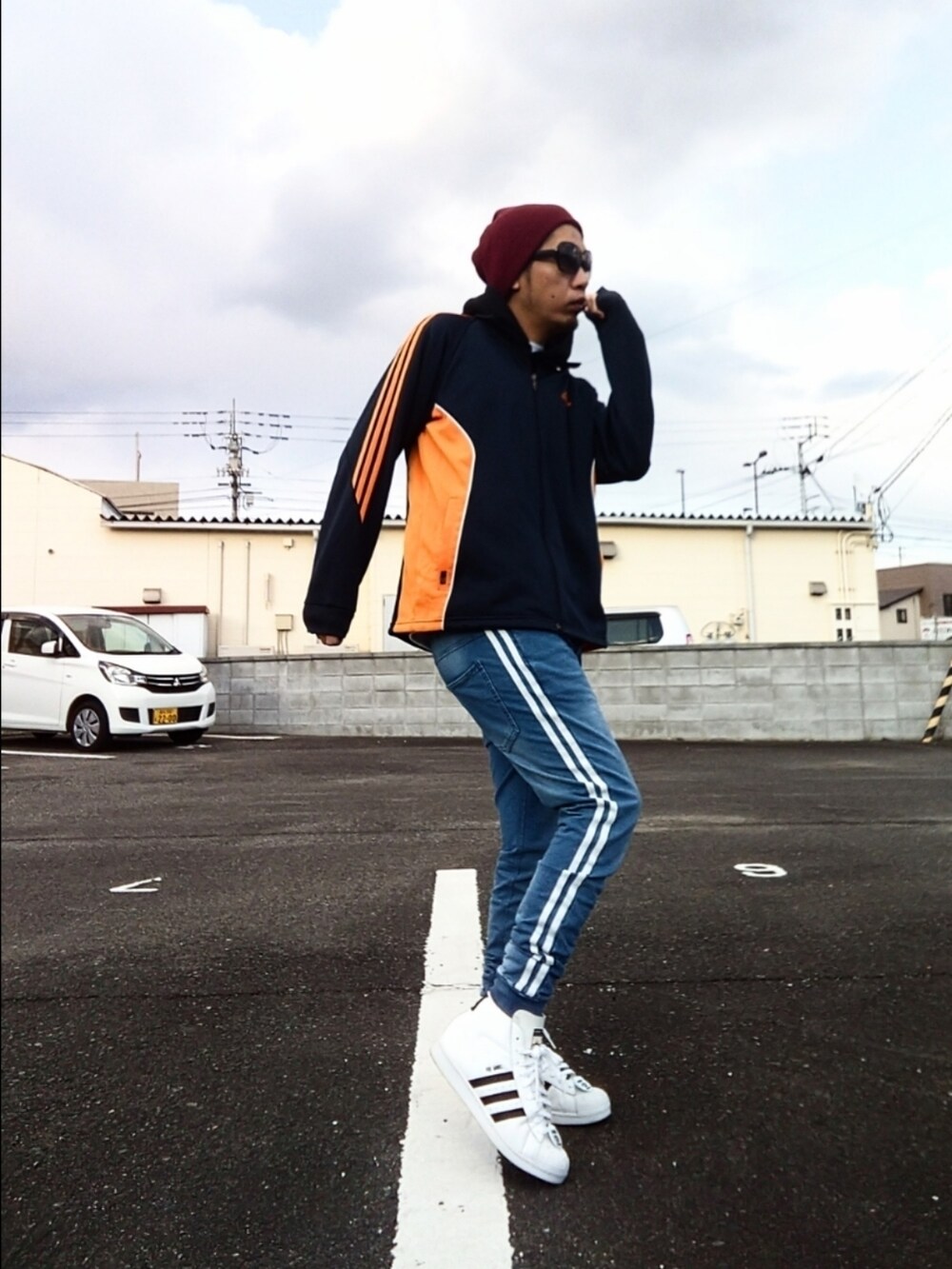 ブルー系のジャージ、ホワイト系のスニーカー、ブルー系のパンツを着用したメンズの冬コーディネートの3枚目の写真