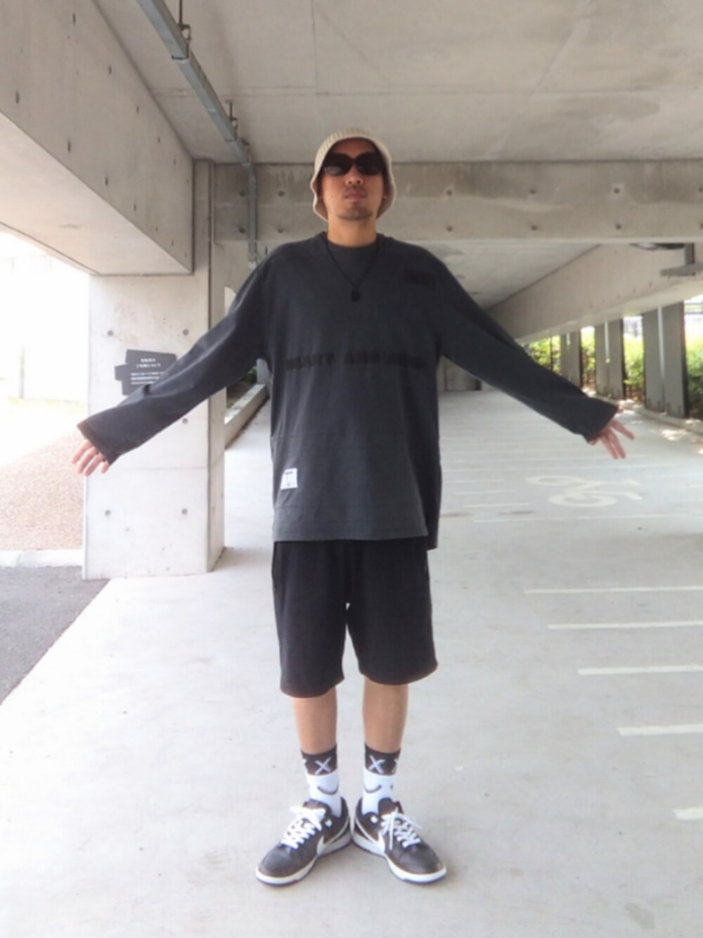 グレー系のTシャツ/カットソー、グレー系のスウェットパンツ、ブラック系のスニーカーを着用したメンズの春コーディネートの3枚目の写真