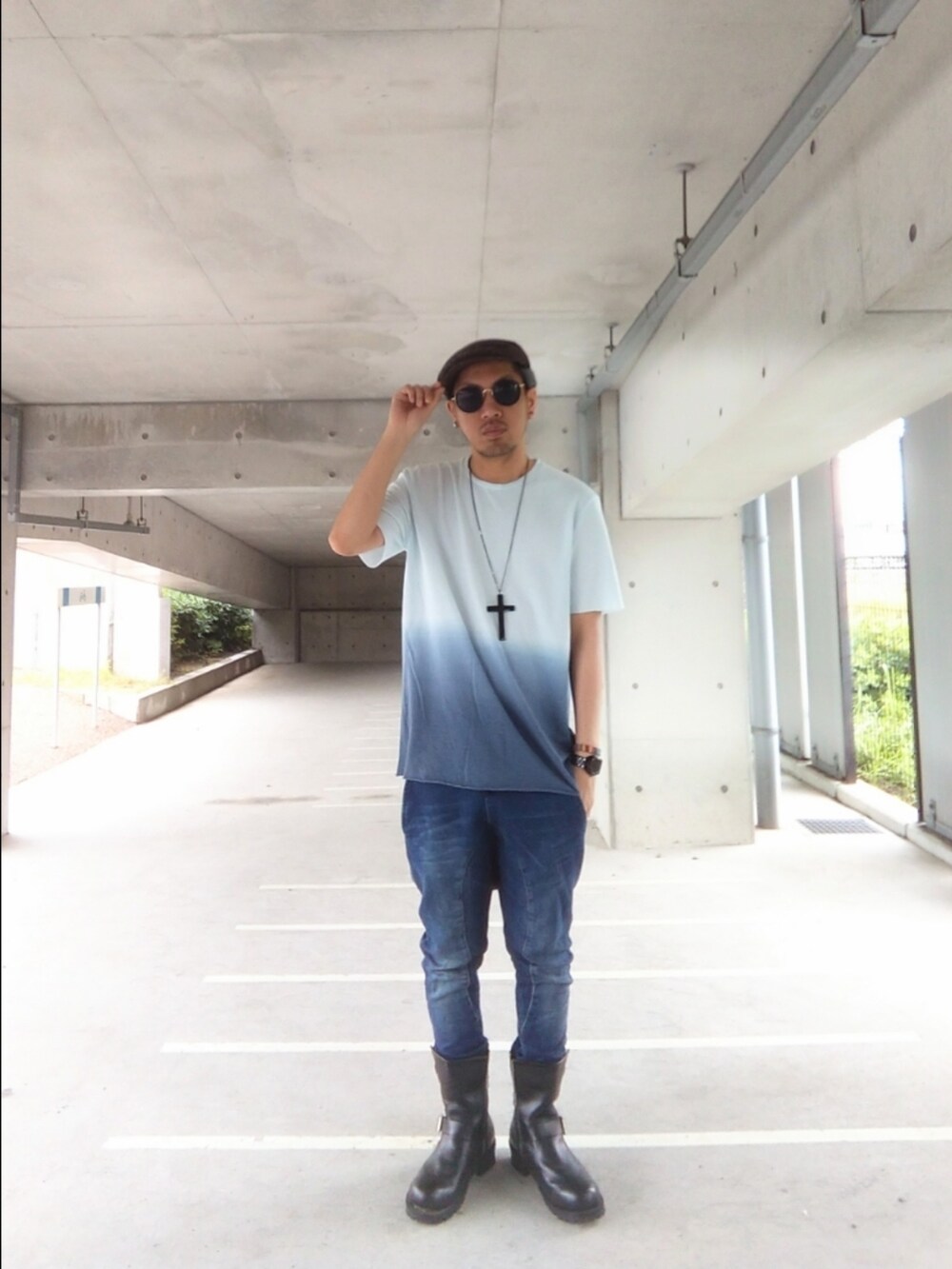 「ZARA、サルエルデニム、サングラス、ハンチング、swagger、エンジニアブーツ、夏コーデ、グランドクルス、NIXON、青、お出かけコーデ」｜「SWAGGERのアイテム（ハンチング/ベレー帽、グレー系）」を使った、hasshi(ハッシー)さん（メンズ・172cm）の夏コーディネートの2枚目の写真