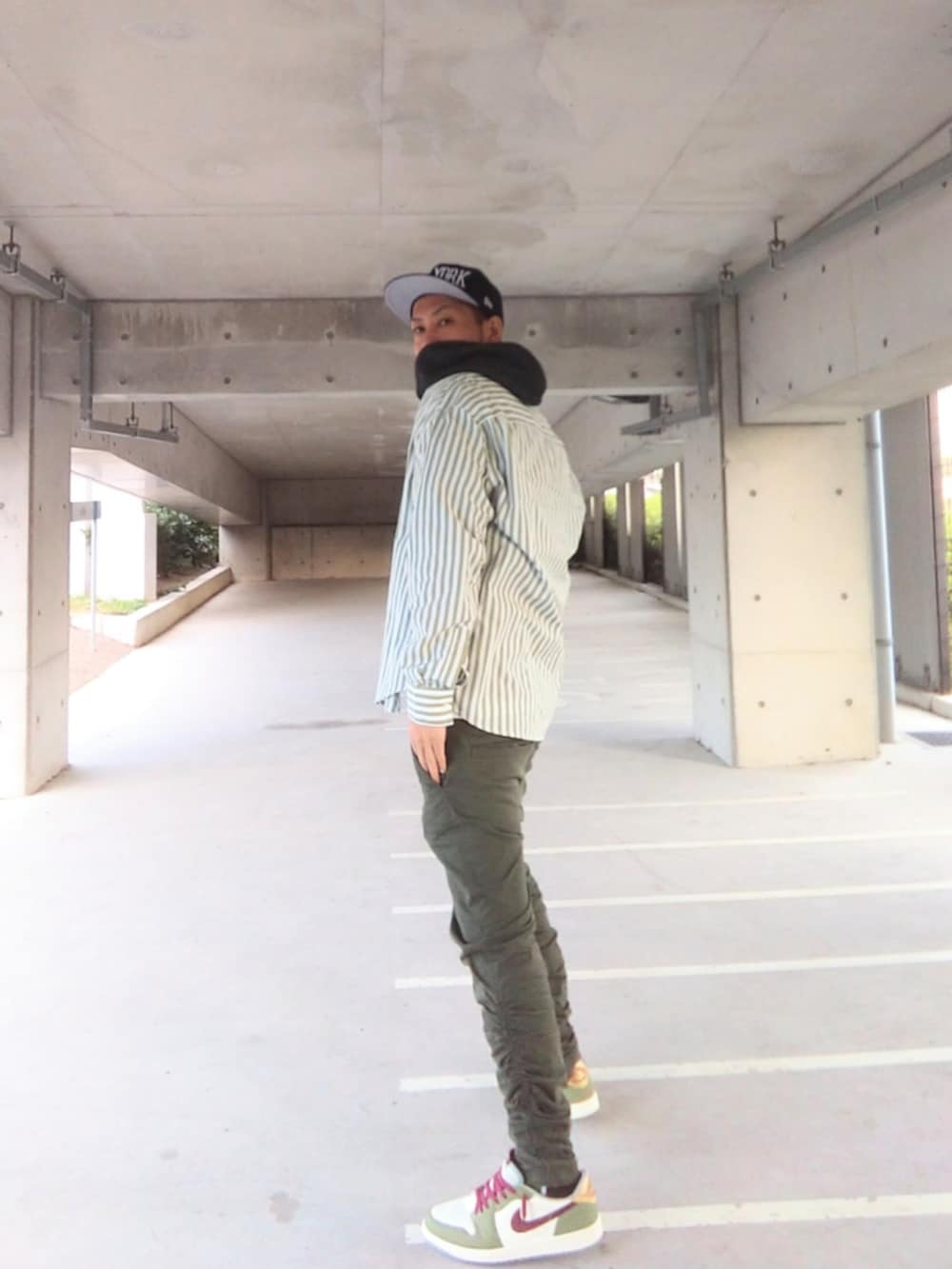 グレー系のパーカー、グリーン系のシャツ/ブラウス、グリーン系のパンツを着用したメンズの秋コーディネートの3枚目の写真