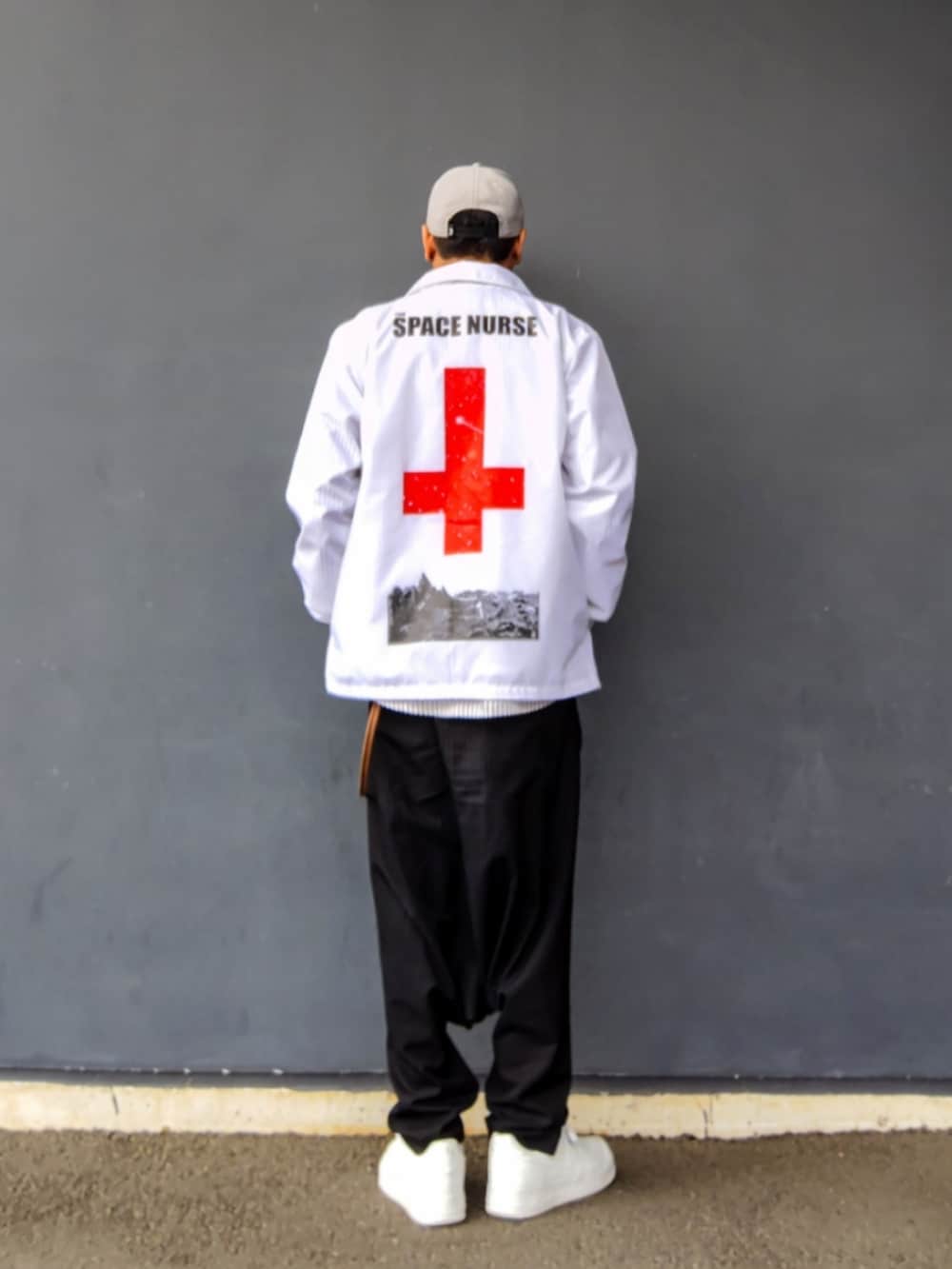 ホワイト系のナイロンジャケット、グレー系のシャツ/ブラウス、ブラック系のその他パンツを着用したメンズの春コーディネートの3枚目の写真