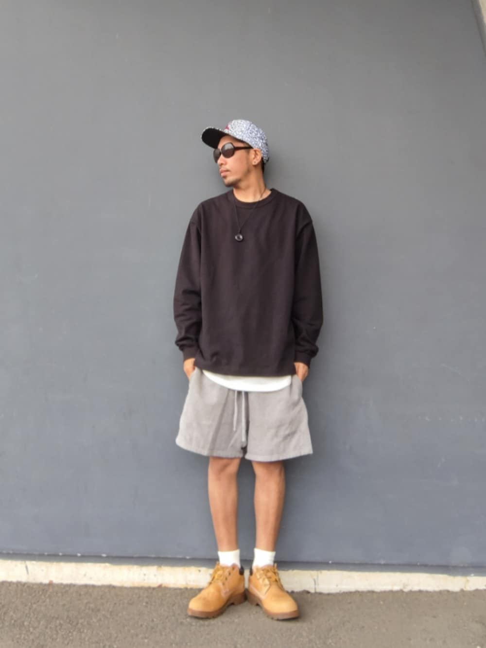 ブラック系のTシャツ/カットソー、ホワイト系のタンクトップ、グレー系のその他パンツを着用したメンズの春コーディネートの2枚目の写真