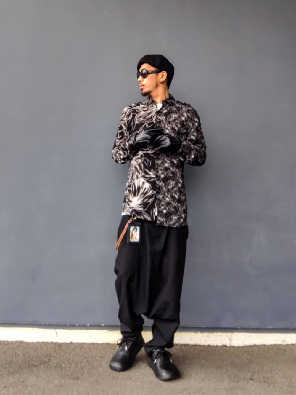 ブラック系のシャツ/ブラウス、ブラック系のその他パンツ、ブラック系のスニーカーを着用したメンズの春コーディネートの2枚目の写真