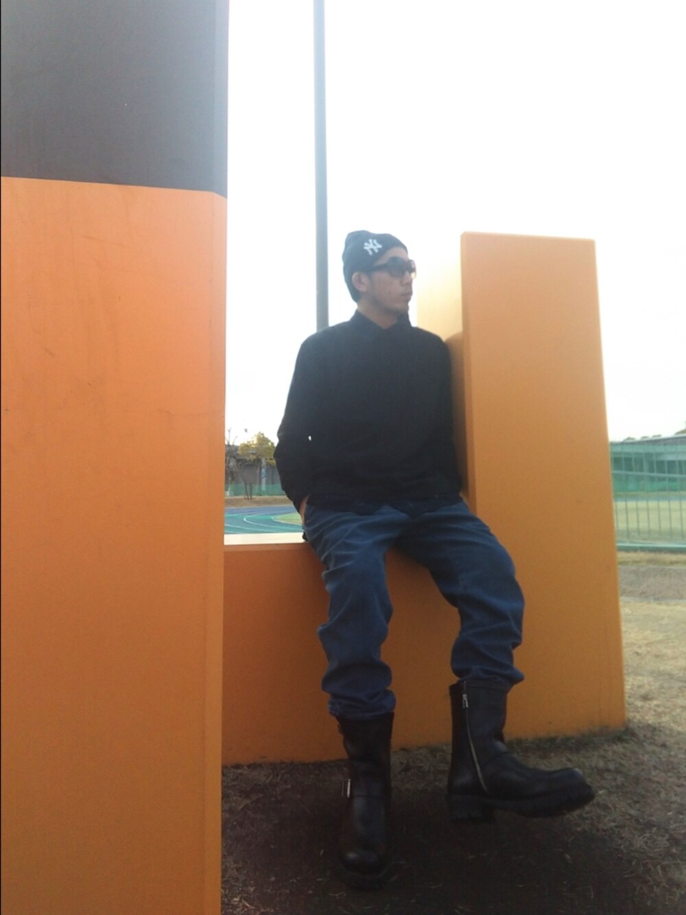 ブラック系のTシャツ/カットソー、ブルー系のシャツ/ブラウス、ブラック系のブーツを着用したメンズの春コーディネートの2枚目の写真