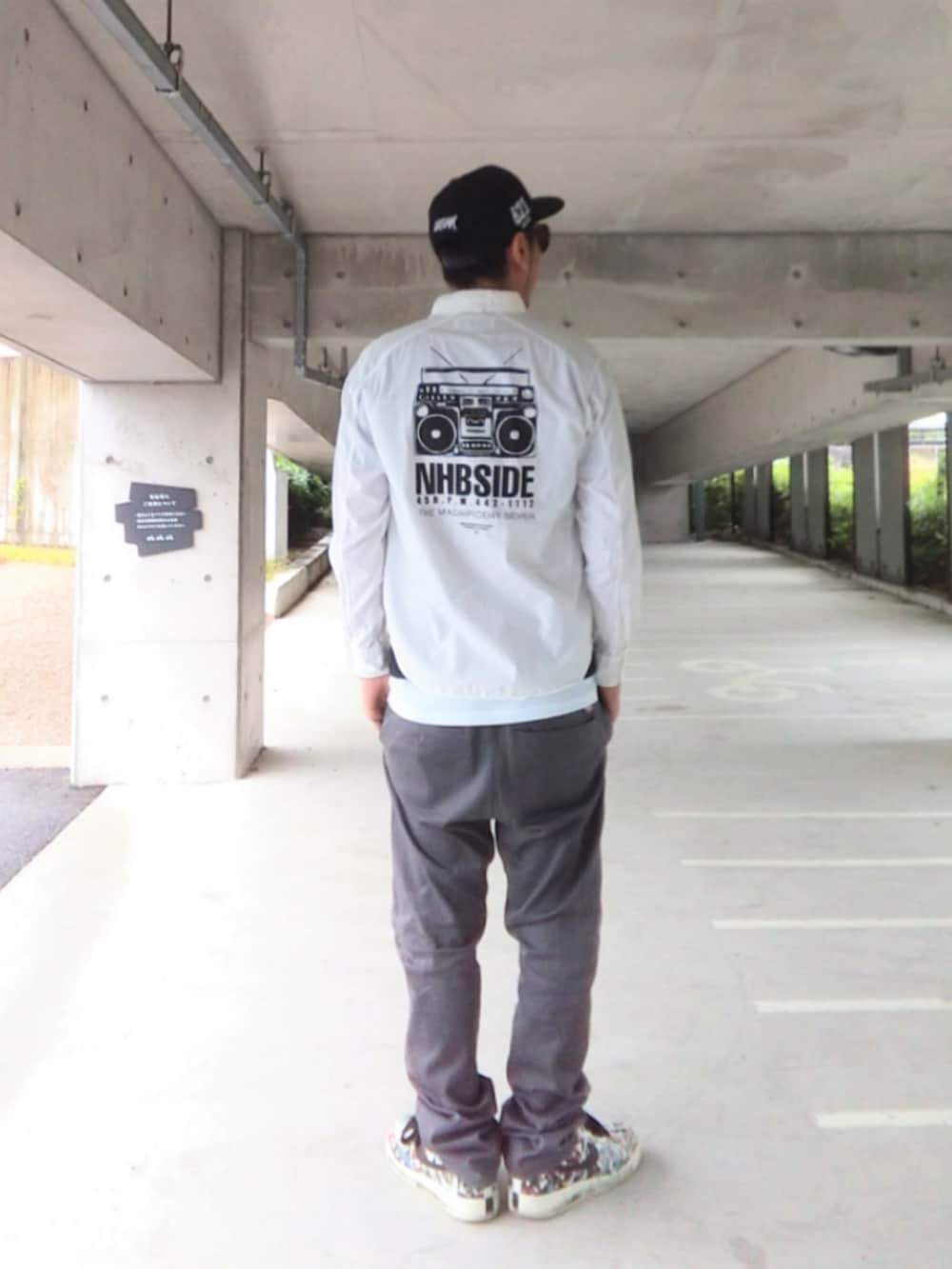 ホワイト系のシャツ/ブラウス、ブラック系のTシャツ/カットソー、ホワイト系のタンクトップを着用したメンズの夏コーディネートの3枚目の写真