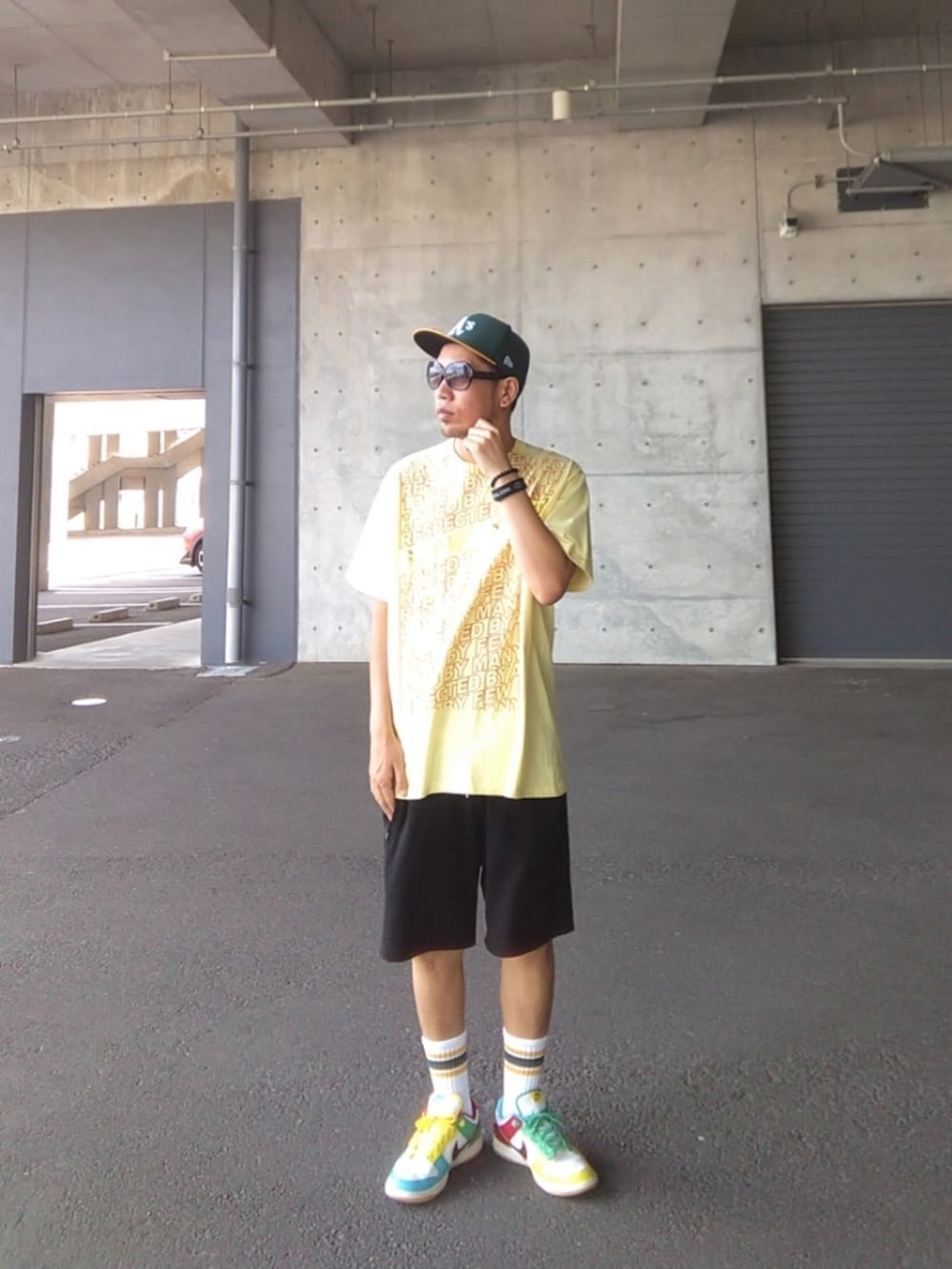 イエロー系のTシャツ/カットソー、ブラック系のその他パンツ、その他のスニーカーを着用したメンズの夏コーディネートの2枚目の写真