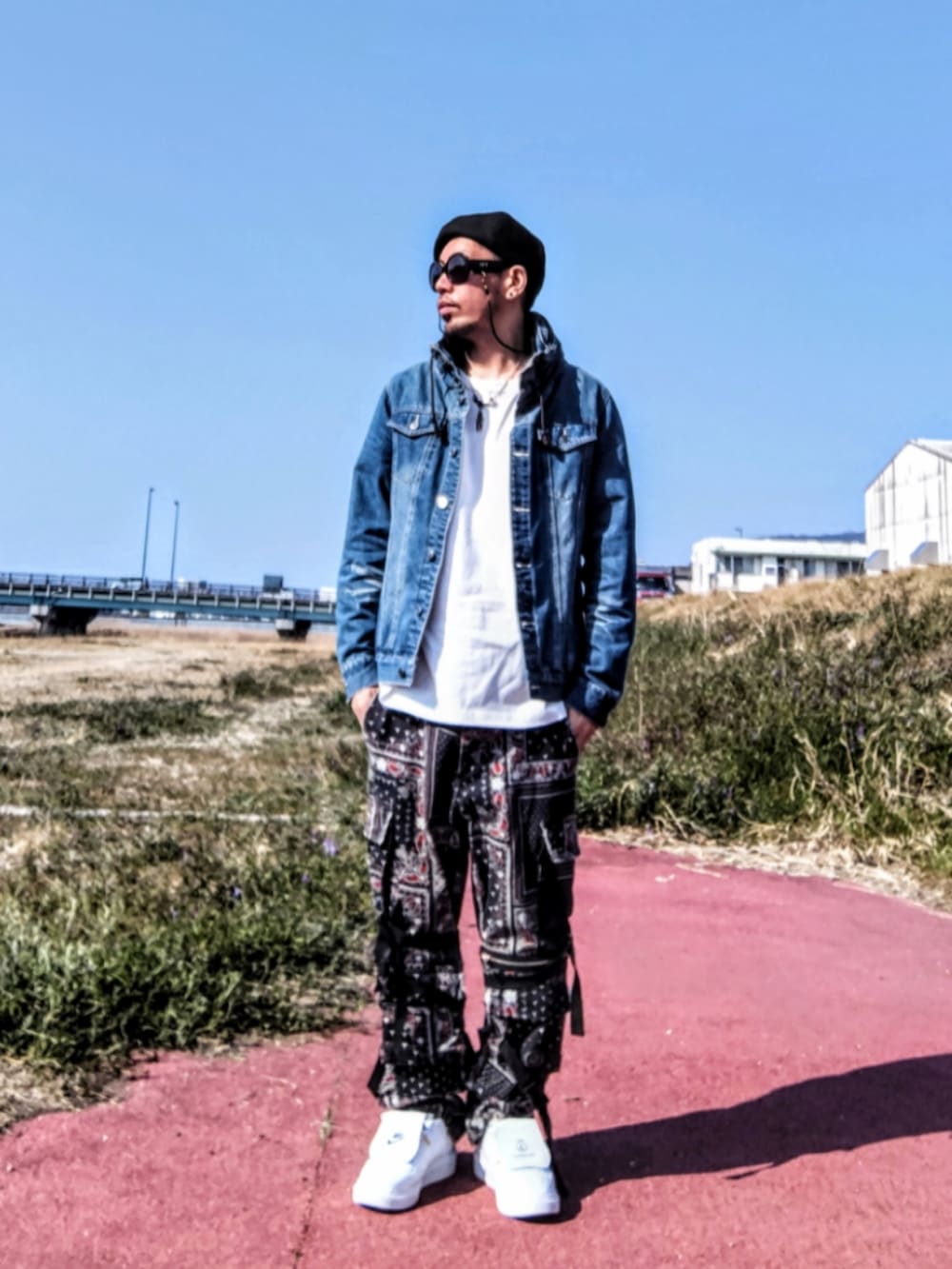 ブルー系のデニムジャケット、ホワイト系のTシャツ/カットソー、その他のカーゴパンツを着用したメンズの春コーディネートの3枚目の写真