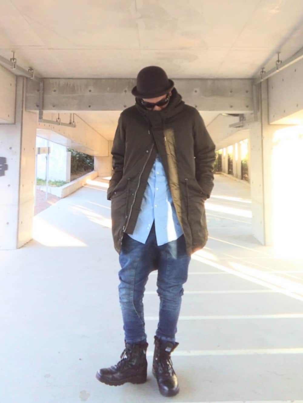 グリーン系のミリタリージャケット、ブルー系のシャツ/ブラウス、ブルー系のパンツを着用したメンズの冬コーディネートの2枚目の写真