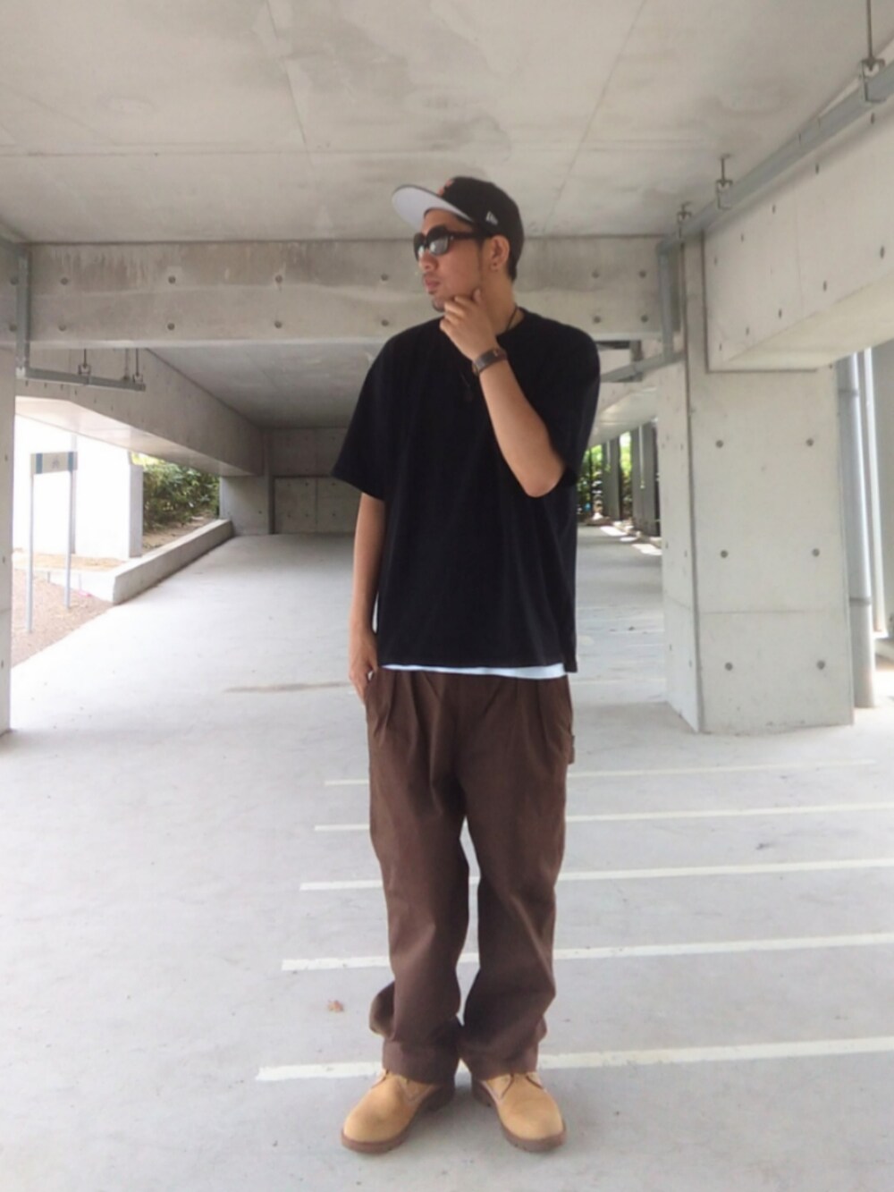 ブラック系のTシャツ/カットソー、ホワイト系のタンクトップ、ブラウン系のその他パンツを着用したメンズの夏コーディネートの2枚目の写真