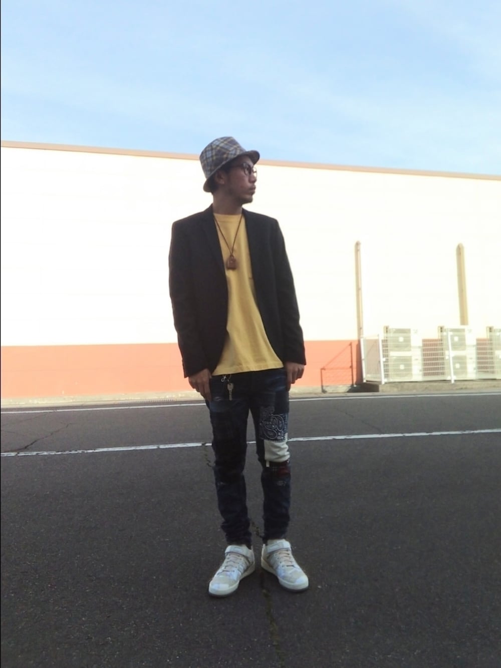 その他のスニーカー、その他のデニムパンツ、ブラック系のテーラードジャケットを着用したメンズの冬コーディネートの3枚目の写真