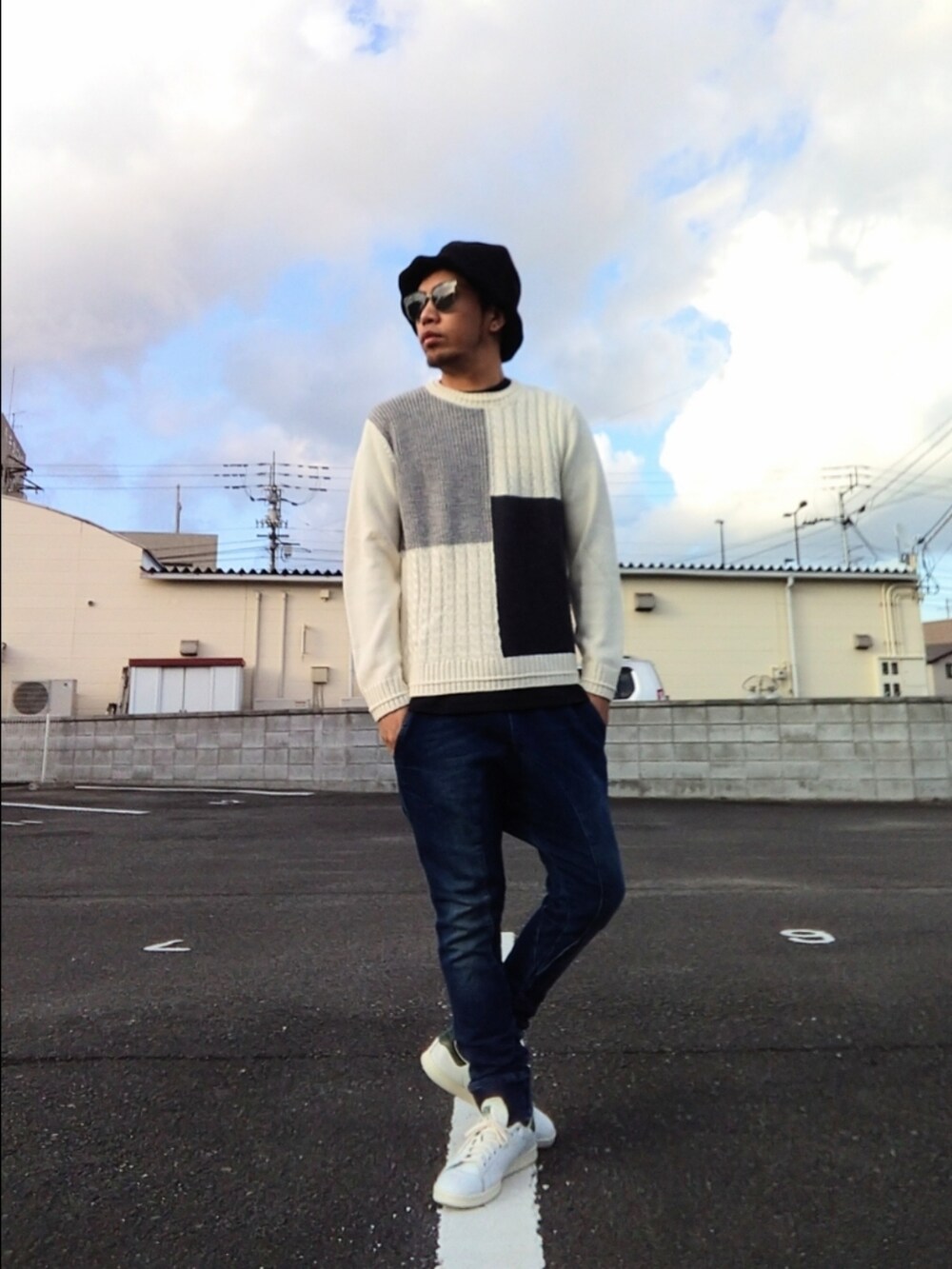 ブルー系のジャケット/アウター、ホワイト系のニット/セーター、ブルー系のパンツを着用したメンズの春コーディネートの3枚目の写真