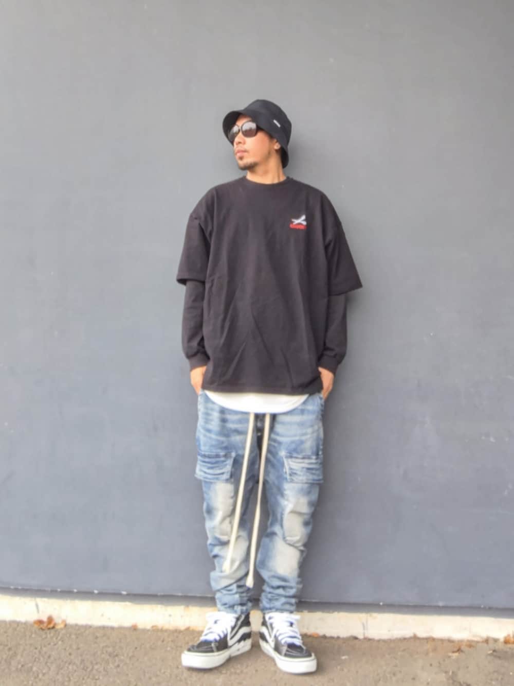 ブラック系のTシャツ/カットソー、ブラック系のTシャツ/カットソー、ブルー系のデニムパンツを着用したメンズの春コーディネートの2枚目の写真
