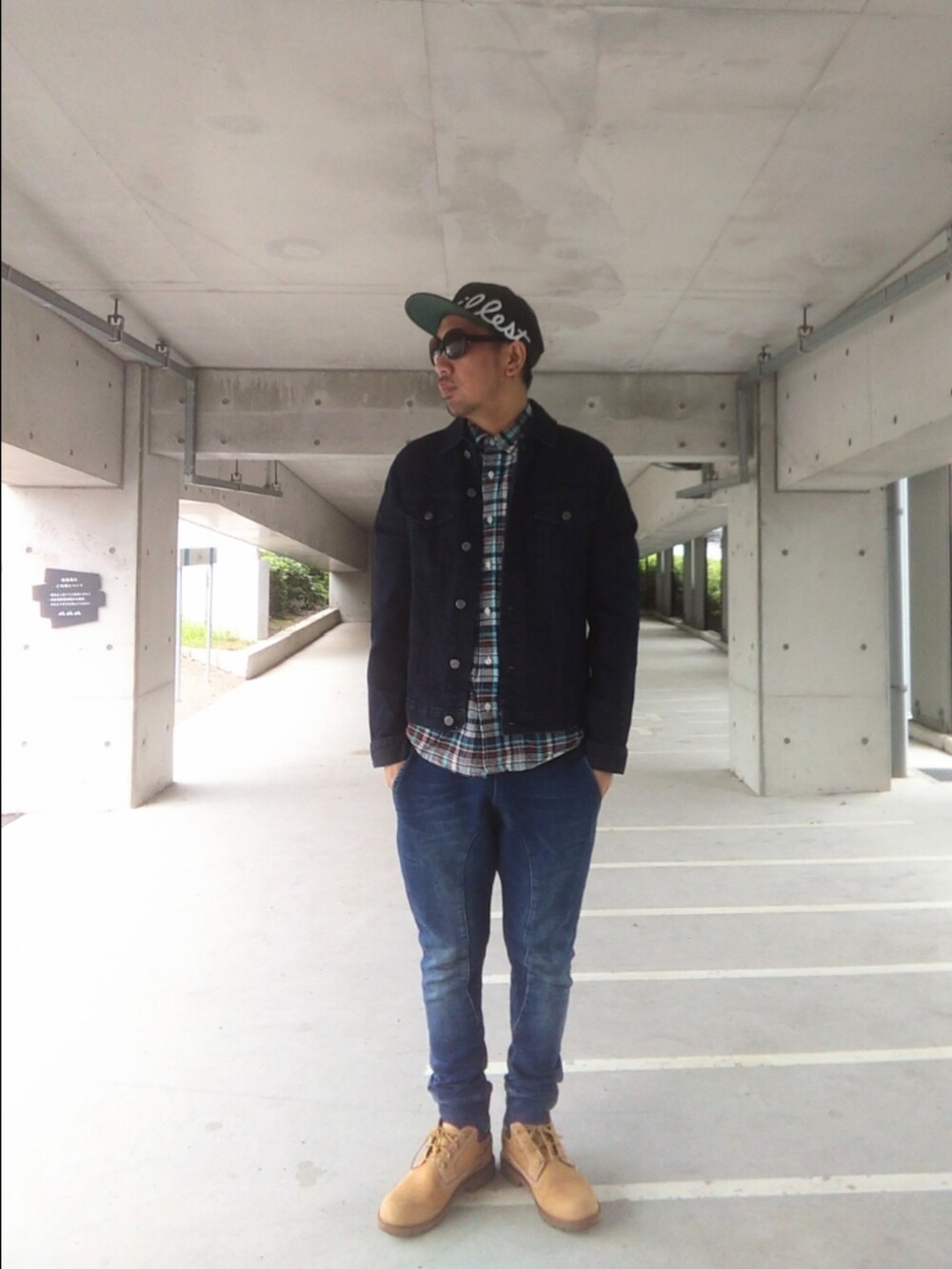ブルー系のデニムジャケット、ブルー系のシャツ/ブラウス、ブルー系のパンツを着用したメンズの秋コーディネートの2枚目の写真
