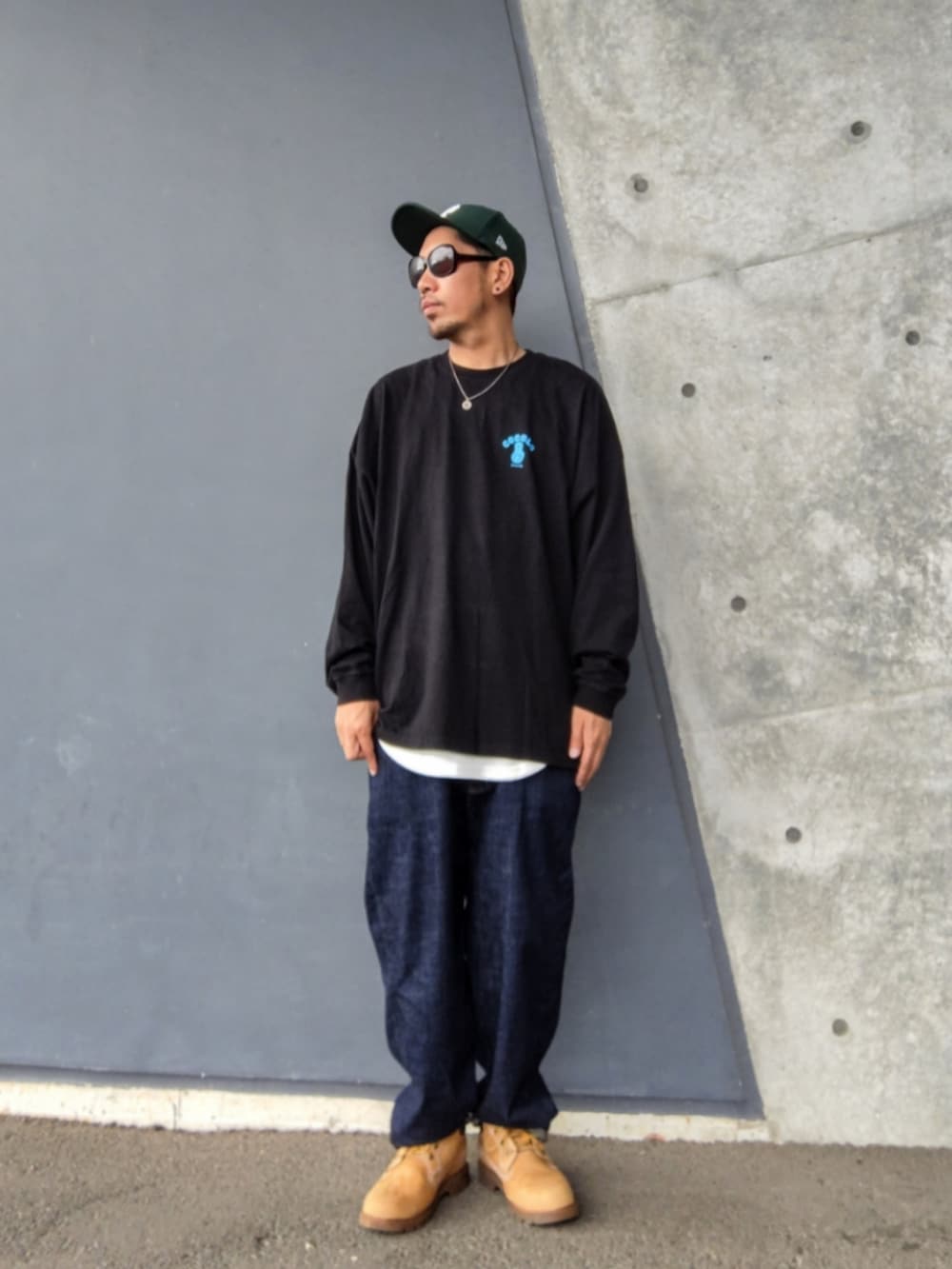 ブラック系のTシャツ/カットソー、ホワイト系のタンクトップ、ブルー系のデニムパンツを着用したメンズの春コーディネートの2枚目の写真