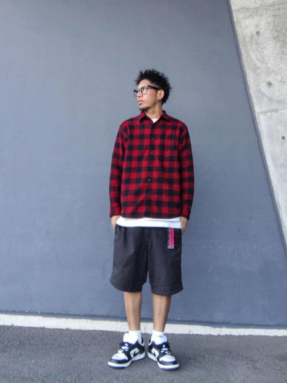 レッド系のシャツ/ブラウス、ホワイト系のTシャツ/カットソー、ホワイト系のタンクトップを着用したメンズの秋コーディネートの2枚目の写真