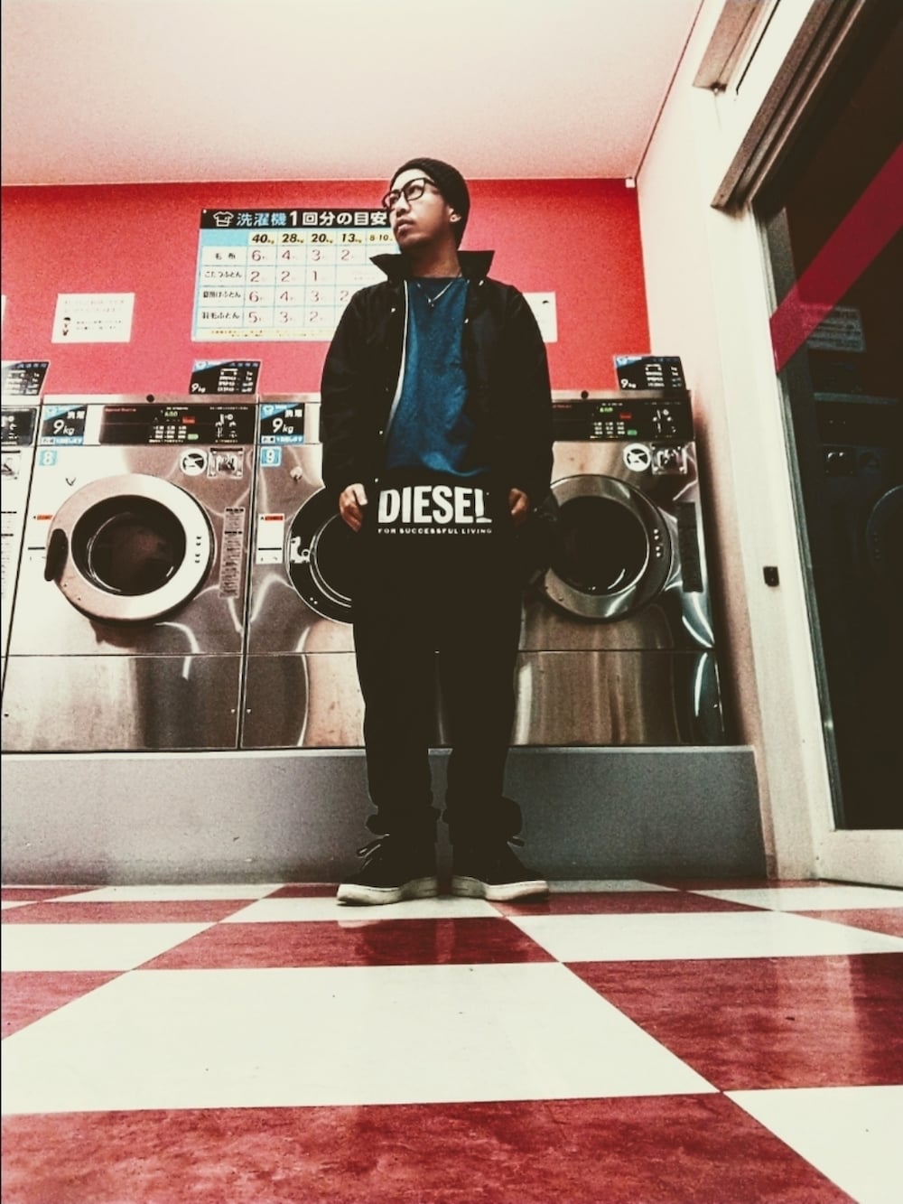 ブルー系のナイロンジャケット、ブルー系のトップス、ブラック系のスウェットパンツを着用したメンズの秋コーディネートの3枚目の写真