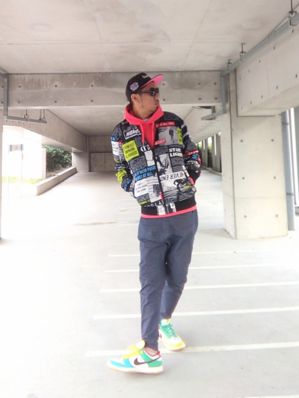 その他のブルゾン、ピンク系のパーカー、ブルー系のその他パンツを着用したメンズの冬コーディネートの3枚目の写真