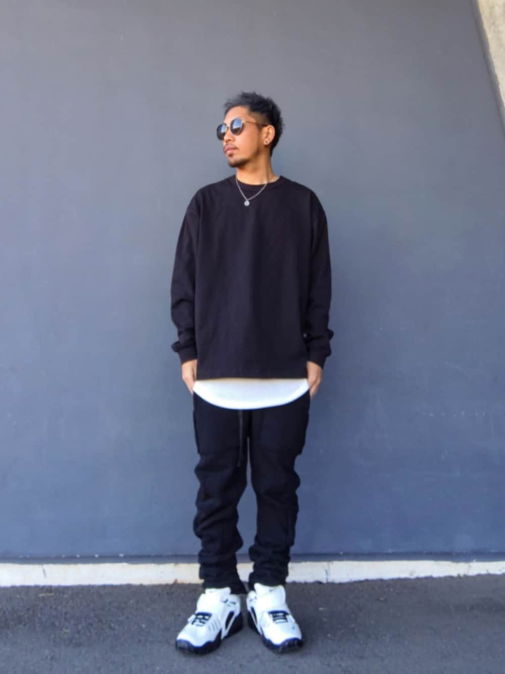 ブラック系のその他アウター、ブラック系のスウェット、ホワイト系のタンクトップを着用したメンズの冬コーディネートの3枚目の写真