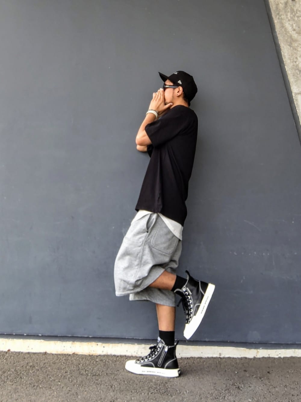 ブラック系のTシャツ/カットソー、ホワイト系のタンクトップ、グレー系のその他パンツを着用したメンズの夏コーディネートの2枚目の写真