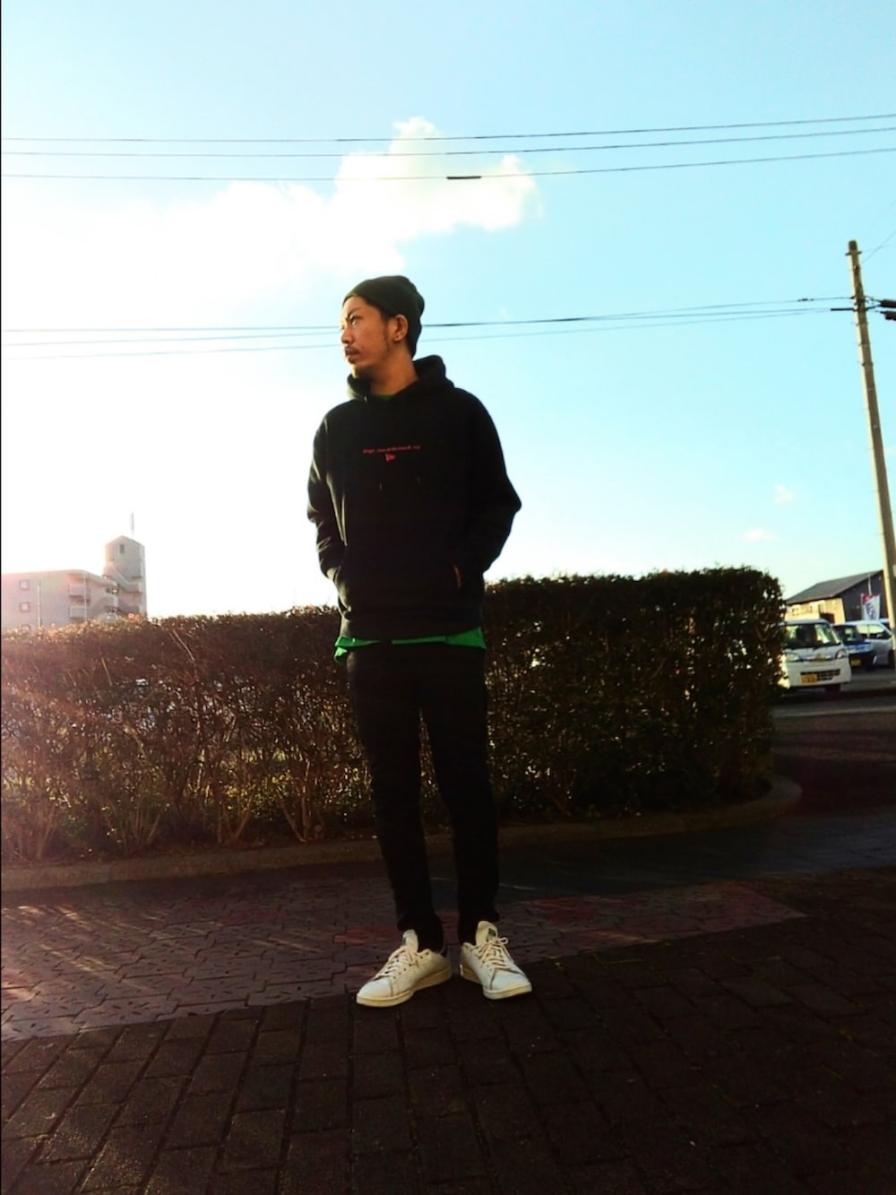 ブラック系のパーカー、グリーン系のTシャツ/カットソー、ブラック系のデニムパンツを着用したメンズの秋コーディネートの2枚目の写真