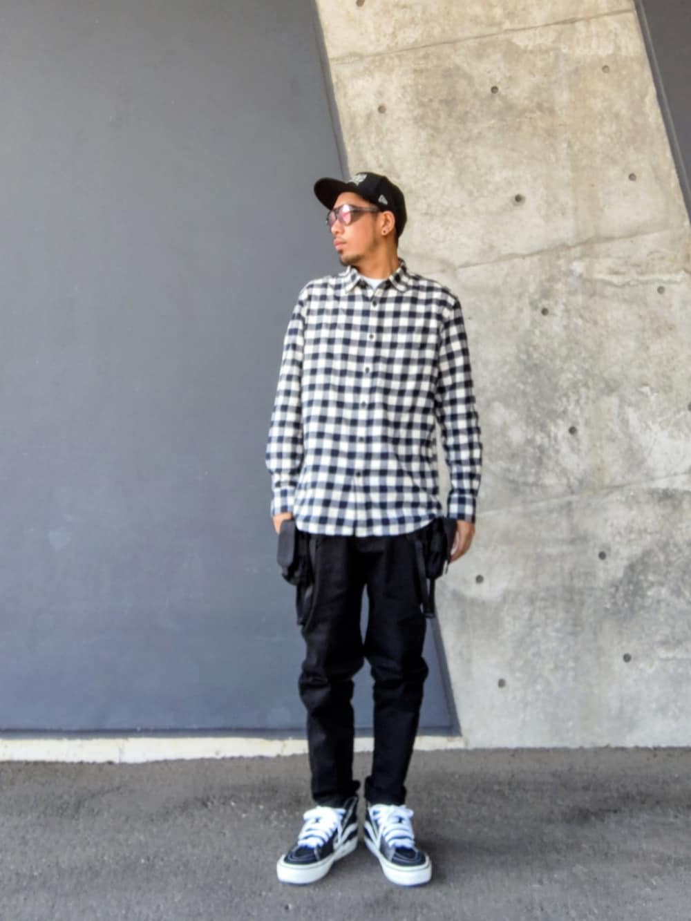 その他のシャツ/ブラウス、ブラック系のその他パンツ、ブラック系のスニーカーを着用したメンズの春コーディネートの2枚目の写真