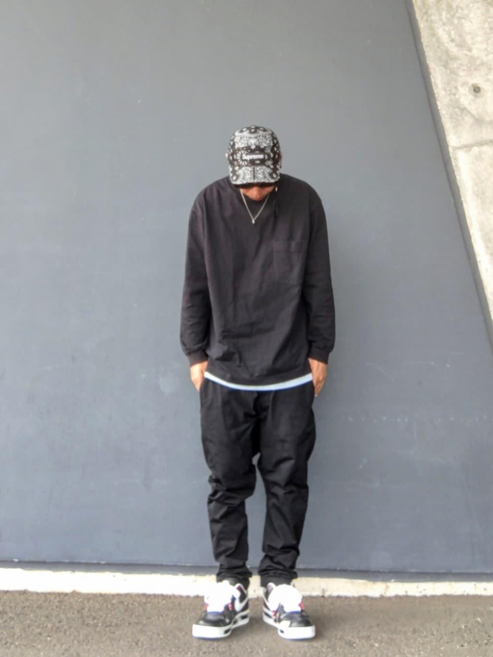 ブラック系のTシャツ/カットソー、ブラック系のその他パンツ、ブラック系のスニーカーを着用したメンズの秋コーディネートの2枚目の写真