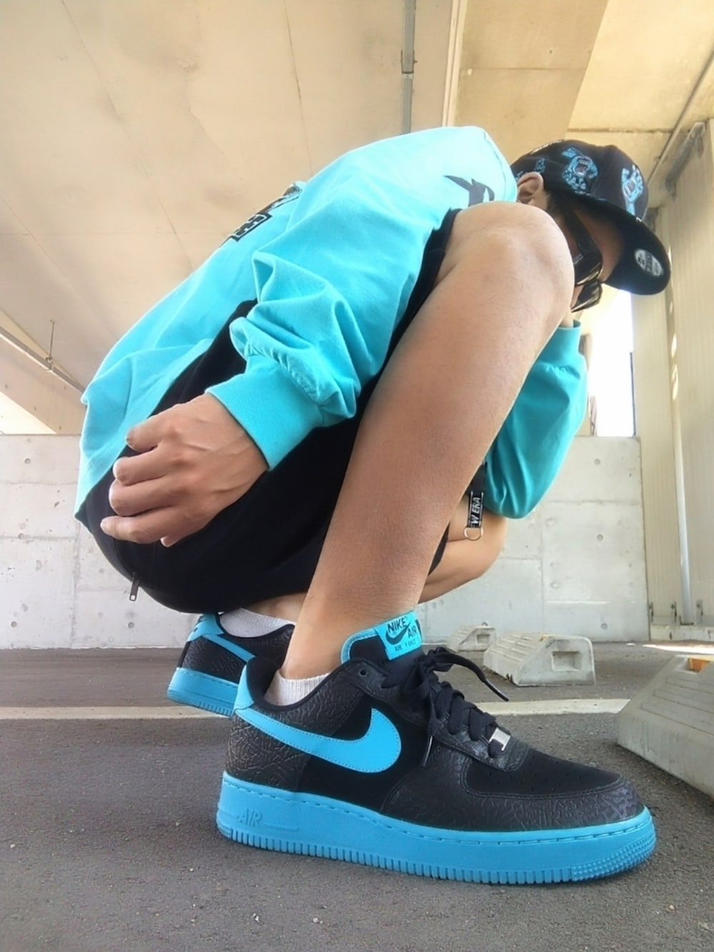 ブルー系のTシャツ/カットソー、ブラック系のその他パンツ、ブルー系のスニーカーを着用したメンズの夏コーディネートの3枚目の写真