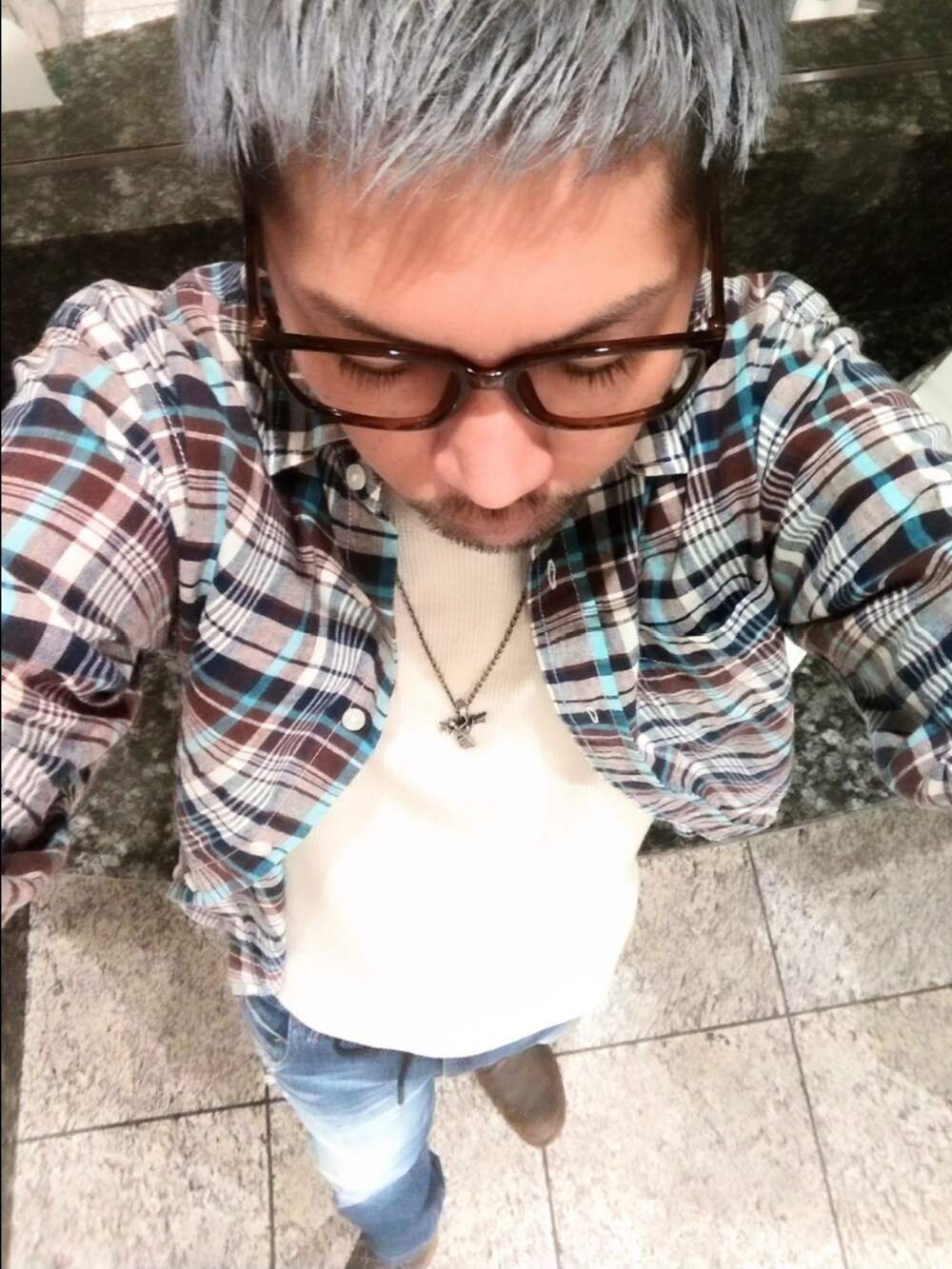 ブルー系のシャツ/ブラウス、ホワイト系のTシャツ/カットソー、ブルー系のデニムパンツを着用したメンズの秋コーディネートの2枚目の写真