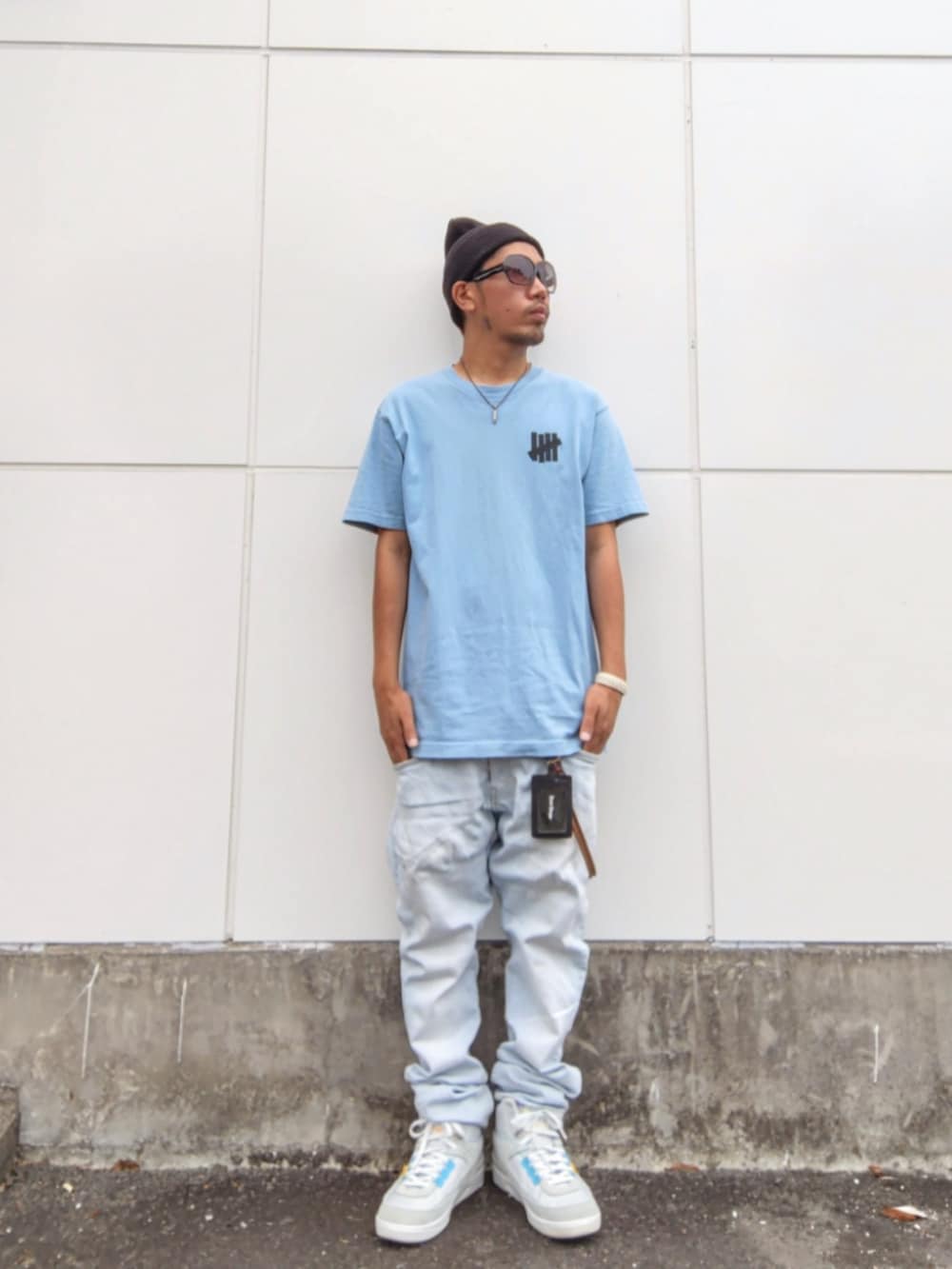 ブルー系のTシャツ/カットソー、ブルー系のデニムパンツ、グレー系のスニーカーを着用したメンズの夏コーディネートの2枚目の写真